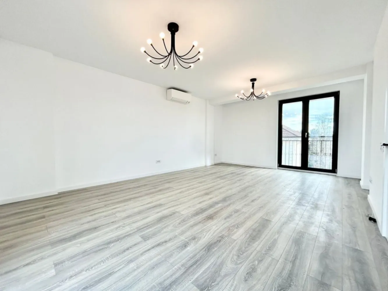 VILA IMPECABILA | P+2 | ZONA LINISTITA | 2 PARCARI | ULTRA LUX - New Place Real Estate Company va propune spre inchiriere o vila situata in Pipera, compusa din Parter, Etaj 1 si Etaj 2.

Vila este situata intr o zona rezidentiala, retrasa de la agitatia si traficul arterelor principale.

Imobilul are o suprafata utila de 94.40 mp si o suprafata utila totala de 114.80 mp fiind compartimentata astfel: La Parter avem: Living cu Bucatarie deschisa de 21.50 mp, Hol de 2.40 mp, Grup sanitar de 2.70 mp, Depozitare de 2.30 mp, Casa scarii de 2.40 mp si o Terasa de 7.10 mp; La Etajul 1 avem: 2 Dormitaore de 13.50 mp respectiv 12.70 mp, Hol de 2.90 mp, Baie de 4.60 mp si Scara de 5.60 mp; La Etajul 2 avem: 1 Dormitor de 27.10 mp, Baie de 4.20 mp, Hol de 2.80 si Scara de 3.00 mp.

Vila se inchiriaza mobilata si utilata si dispune de 2 locuri de parcare.

Terenul liber al Imobilului are o suprafata de 82 mp (7.40 ml * 5.00 ml).

Pentru mai multe detalii, nu ezitati sa ne contactati.

Aceasta oferta apartine New Place Real Estate Company.