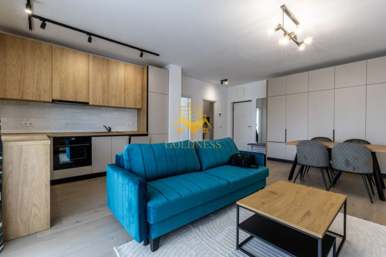 2 camere, premium, bloc nou, parcare, zona Centrala, NTT, Record Park - GOLDNESS Imobiliare vă propune spre închiriere un apartament cu 2 camere complet mobilat și utilat, la etajul 3 într-un imobil de 6 etaje, în Cartierul Marasti.
Dispune de loc de parcare subterana!
Se află în apropierea stațiilor de transport în comun, magazine, restaurante, spații verzi, farmacii, etc. 

Apartamentul este compartimentat astfel:
 - dormitor cu pat matrimonial, dressing, noptiere
 - living cu bucatarie open space complet utilată și mobilată, canapea extensibilă, loc de servit masa 
 - baie cu cada, calorifer port prosop și dulap pentru depozitare.
 - terasa de 10 mp.

Imobilul este dotat cu toate cele necesare- centrală proprie, frigider, aragaz, hotă, mașină de spălat haine, etc. 

Dacă sunteți interesați de acest apartament și doriți să îl vizionați, dar și pentru alte oferte nu ezitați să ne contactați telefonic sau prin e-mail. Vă stăm la dispoziție!
Pentru intermediere se percepe un comision de 50% din prețul chiriei!