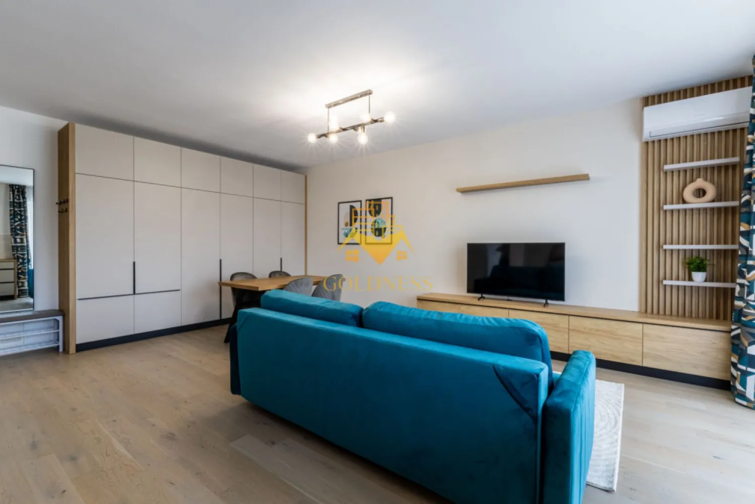 2 camere, premium, bloc nou, parcare, zona Centrala, NTT, Record Park - GOLDNESS Imobiliare vă propune spre închiriere un apartament cu 2 camere complet mobilat și utilat, la etajul 3 într-un imobil de 6 etaje, în Cartierul Marasti.
Dispune de loc de parcare subterana!
Se află în apropierea stațiilor de transport în comun, magazine, restaurante, spații verzi, farmacii, etc. 

Apartamentul este compartimentat astfel:
 - dormitor cu pat matrimonial, dressing, noptiere
 - living cu bucatarie open space complet utilată și mobilată, canapea extensibilă, loc de servit masa 
 - baie cu cada, calorifer port prosop și dulap pentru depozitare.
 - terasa de 10 mp.

Imobilul este dotat cu toate cele necesare- centrală proprie, frigider, aragaz, hotă, mașină de spălat haine, etc. 

Dacă sunteți interesați de acest apartament și doriți să îl vizionați, dar și pentru alte oferte nu ezitați să ne contactați telefonic sau prin e-mail. Vă stăm la dispoziție!
Pentru intermediere se percepe un comision de 50% din prețul chiriei!