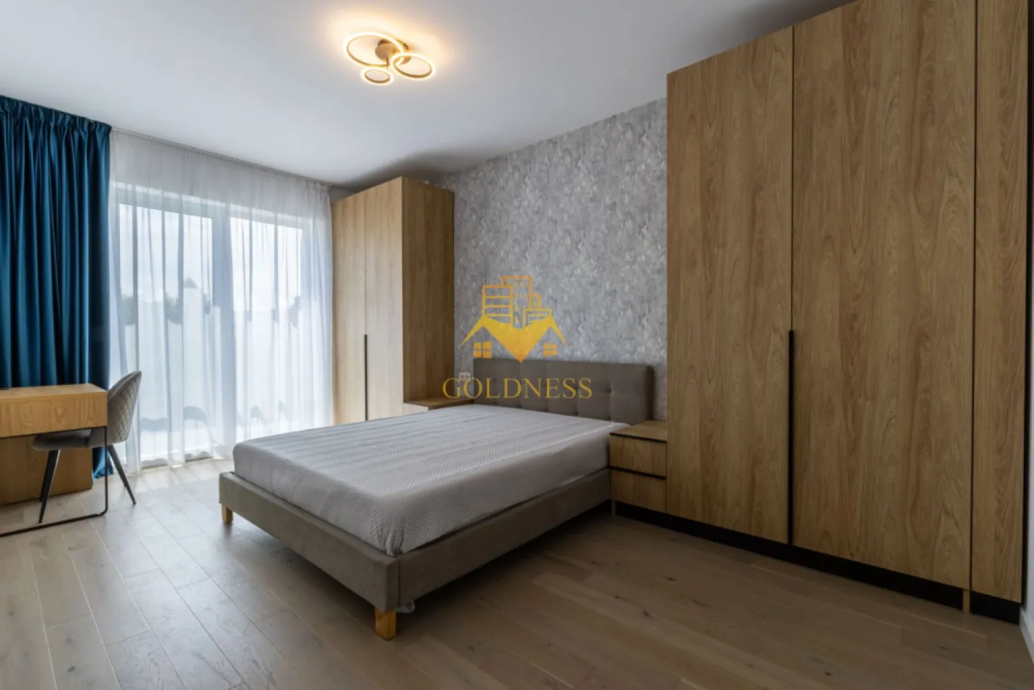 2 camere, premium, bloc nou, parcare, zona Centrala, NTT, Record Park - GOLDNESS Imobiliare vă propune spre închiriere un apartament cu 2 camere complet mobilat și utilat, la etajul 3 într-un imobil de 6 etaje, în Cartierul Marasti.
Dispune de loc de parcare subterana!
Se află în apropierea stațiilor de transport în comun, magazine, restaurante, spații verzi, farmacii, etc. 

Apartamentul este compartimentat astfel:
 - dormitor cu pat matrimonial, dressing, noptiere
 - living cu bucatarie open space complet utilată și mobilată, canapea extensibilă, loc de servit masa 
 - baie cu cada, calorifer port prosop și dulap pentru depozitare.
 - terasa de 10 mp.

Imobilul este dotat cu toate cele necesare- centrală proprie, frigider, aragaz, hotă, mașină de spălat haine, etc. 

Dacă sunteți interesați de acest apartament și doriți să îl vizionați, dar și pentru alte oferte nu ezitați să ne contactați telefonic sau prin e-mail. Vă stăm la dispoziție!
Pentru intermediere se percepe un comision de 50% din prețul chiriei!