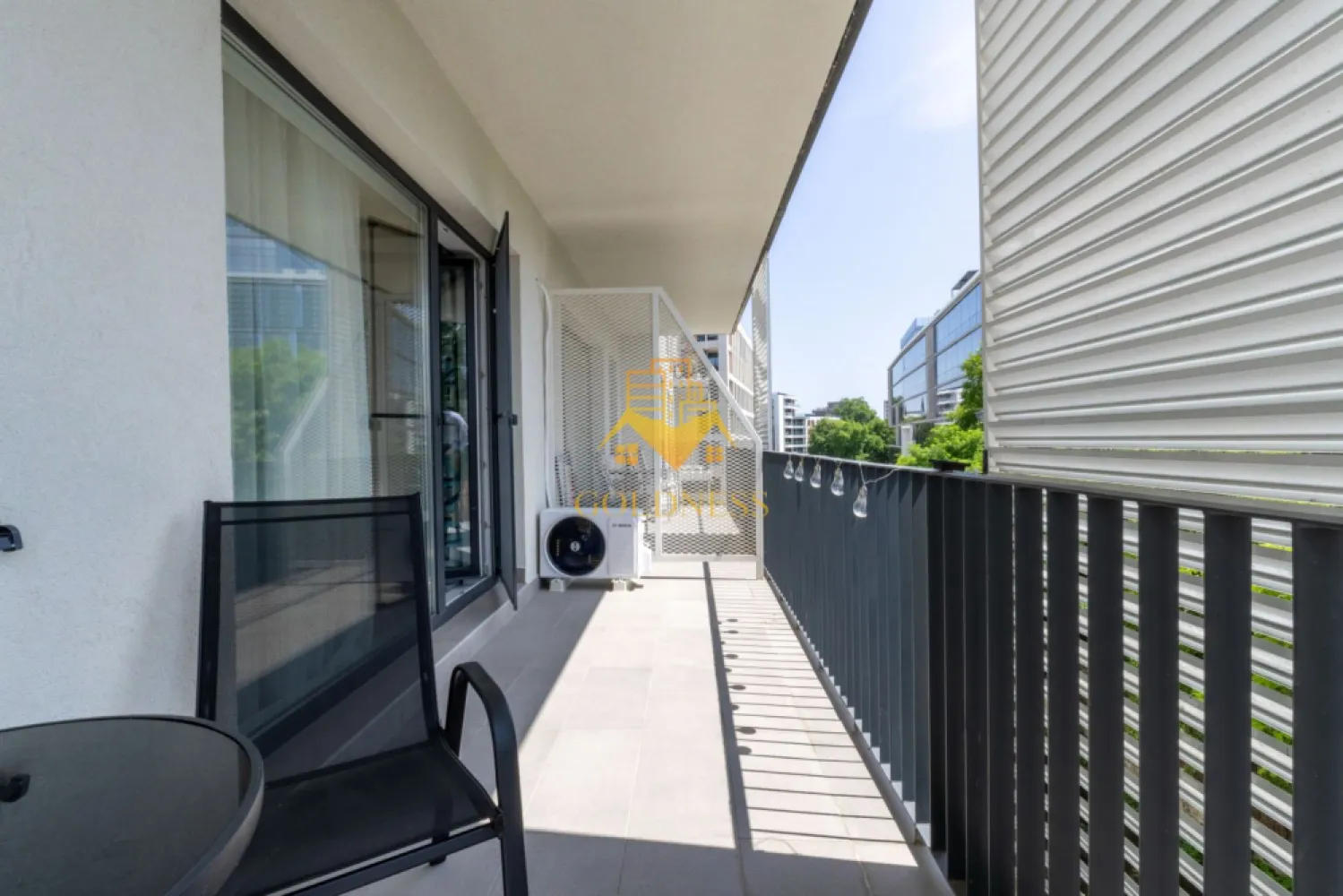 2 camere, premium, bloc nou, parcare, zona Centrala, NTT, Record Park - GOLDNESS Imobiliare vă propune spre închiriere un apartament cu 2 camere complet mobilat și utilat, la etajul 3 într-un imobil de 6 etaje, în Cartierul Marasti.
Dispune de loc de parcare subterana!
Se află în apropierea stațiilor de transport în comun, magazine, restaurante, spații verzi, farmacii, etc. 

Apartamentul este compartimentat astfel:
 - dormitor cu pat matrimonial, dressing, noptiere
 - living cu bucatarie open space complet utilată și mobilată, canapea extensibilă, loc de servit masa 
 - baie cu cada, calorifer port prosop și dulap pentru depozitare.
 - terasa de 10 mp.

Imobilul este dotat cu toate cele necesare- centrală proprie, frigider, aragaz, hotă, mașină de spălat haine, etc. 

Dacă sunteți interesați de acest apartament și doriți să îl vizionați, dar și pentru alte oferte nu ezitați să ne contactați telefonic sau prin e-mail. Vă stăm la dispoziție!
Pentru intermediere se percepe un comision de 50% din prețul chiriei!