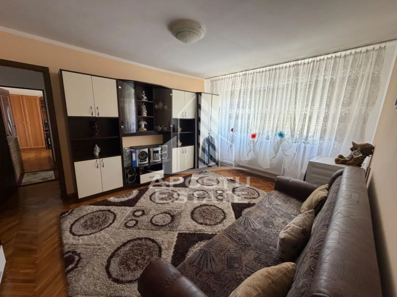 Apartament cu 3 camere de vânzare , Zona Dacia , Timisoara - Agenţia imobiliara Apostu Estate va propune spre vânzare un apartament nou cu 3 camere ,situat în zona Dacia ,una dintre cele mai căutate zone din Timisoara . Ideal atât pentru locuinţa proprie , cat si pentru investiţie

Apartament transformat din 4 camere in 3 
Imobilul este amplasat la etajul 4 din 4 , având o suprafață utilă de 57,80 mp 

Compartimentare :
-Bucătărie mobilată 
-Living mobilat 
-Dormitor matrimonial mobilat 
-Dormitor secundar mobilat 
-Baie cu cada

Apartamentul se vinde complet mobilat , conform pozelor

Beneficii suplimentare :
- Compartimentare funcțională 
- 3 aparate de aer condiționat 
-Rulouri 
- Zona excelenta pentru locuit sau investiţie

Vecinătăţi :
-Lidl
-Iulius Mall 
-Scoli precum generala nr 18, generala nr 24, generala nr 26
-Mijloace de transport in comun

Pentru mai multe detalii si programarea unei vizionari , va stam cu drag la dispoziţie .

Agenţia imobiliara Apostu Estate vă oferă consultanta bancara gratuita prin intermediul colaboratorilor noştri pentru alegerea celui mai potrivit tip de credit , astfel încât tu să devii noul proprietar al acestui apartament
ID INTERN: CP3191777
