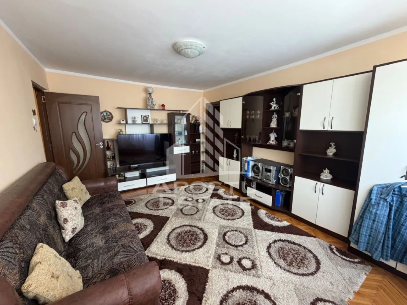 Apartament cu 3 camere de vânzare , Zona Dacia , Timisoara - Agenţia imobiliara Apostu Estate va propune spre vânzare un apartament nou cu 3 camere ,situat în zona Dacia ,una dintre cele mai căutate zone din Timisoara . Ideal atât pentru locuinţa proprie , cat si pentru investiţie

Apartament transformat din 4 camere in 3 
Imobilul este amplasat la etajul 4 din 4 , având o suprafață utilă de 57,80 mp 

Compartimentare :
-Bucătărie mobilată 
-Living mobilat 
-Dormitor matrimonial mobilat 
-Dormitor secundar mobilat 
-Baie cu cada

Apartamentul se vinde complet mobilat , conform pozelor

Beneficii suplimentare :
- Compartimentare funcțională 
- 3 aparate de aer condiționat 
-Rulouri 
- Zona excelenta pentru locuit sau investiţie

Vecinătăţi :
-Lidl
-Iulius Mall 
-Scoli precum generala nr 18, generala nr 24, generala nr 26
-Mijloace de transport in comun

Pentru mai multe detalii si programarea unei vizionari , va stam cu drag la dispoziţie .

Agenţia imobiliara Apostu Estate vă oferă consultanta bancara gratuita prin intermediul colaboratorilor noştri pentru alegerea celui mai potrivit tip de credit , astfel încât tu să devii noul proprietar al acestui apartament
ID INTERN: CP3191777