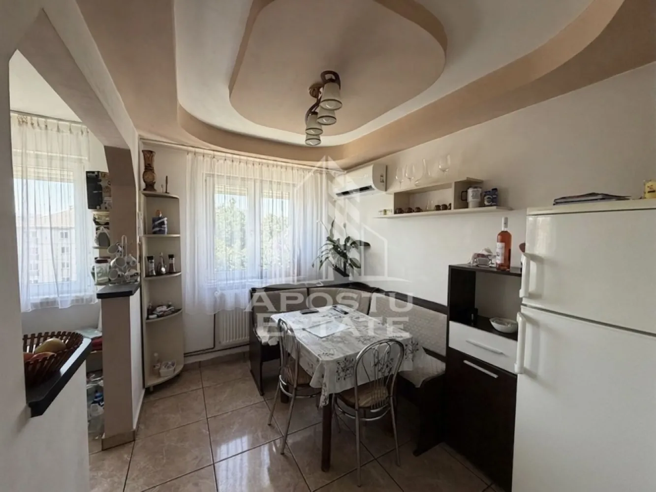 Apartament cu 3 camere de vânzare , Zona Dacia , Timisoara - Agenţia imobiliara Apostu Estate va propune spre vânzare un apartament nou cu 3 camere ,situat în zona Dacia ,una dintre cele mai căutate zone din Timisoara . Ideal atât pentru locuinţa proprie , cat si pentru investiţie

Apartament transformat din 4 camere in 3 
Imobilul este amplasat la etajul 4 din 4 , având o suprafață utilă de 57,80 mp 

Compartimentare :
-Bucătărie mobilată 
-Living mobilat 
-Dormitor matrimonial mobilat 
-Dormitor secundar mobilat 
-Baie cu cada

Apartamentul se vinde complet mobilat , conform pozelor

Beneficii suplimentare :
- Compartimentare funcțională 
- 3 aparate de aer condiționat 
-Rulouri 
- Zona excelenta pentru locuit sau investiţie

Vecinătăţi :
-Lidl
-Iulius Mall 
-Scoli precum generala nr 18, generala nr 24, generala nr 26
-Mijloace de transport in comun

Pentru mai multe detalii si programarea unei vizionari , va stam cu drag la dispoziţie .

Agenţia imobiliara Apostu Estate vă oferă consultanta bancara gratuita prin intermediul colaboratorilor noştri pentru alegerea celui mai potrivit tip de credit , astfel încât tu să devii noul proprietar al acestui apartament
ID INTERN: CP3191777