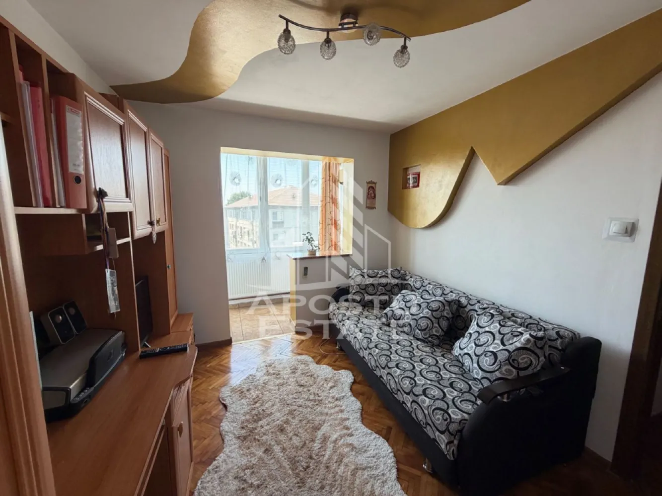 Apartament cu 3 camere de vânzare , Zona Dacia , Timisoara - Agenţia imobiliara Apostu Estate va propune spre vânzare un apartament nou cu 3 camere ,situat în zona Dacia ,una dintre cele mai căutate zone din Timisoara . Ideal atât pentru locuinţa proprie , cat si pentru investiţie

Apartament transformat din 4 camere in 3 
Imobilul este amplasat la etajul 4 din 4 , având o suprafață utilă de 57,80 mp 

Compartimentare :
-Bucătărie mobilată 
-Living mobilat 
-Dormitor matrimonial mobilat 
-Dormitor secundar mobilat 
-Baie cu cada

Apartamentul se vinde complet mobilat , conform pozelor

Beneficii suplimentare :
- Compartimentare funcțională 
- 3 aparate de aer condiționat 
-Rulouri 
- Zona excelenta pentru locuit sau investiţie

Vecinătăţi :
-Lidl
-Iulius Mall 
-Scoli precum generala nr 18, generala nr 24, generala nr 26
-Mijloace de transport in comun

Pentru mai multe detalii si programarea unei vizionari , va stam cu drag la dispoziţie .

Agenţia imobiliara Apostu Estate vă oferă consultanta bancara gratuita prin intermediul colaboratorilor noştri pentru alegerea celui mai potrivit tip de credit , astfel încât tu să devii noul proprietar al acestui apartament
ID INTERN: CP3191777