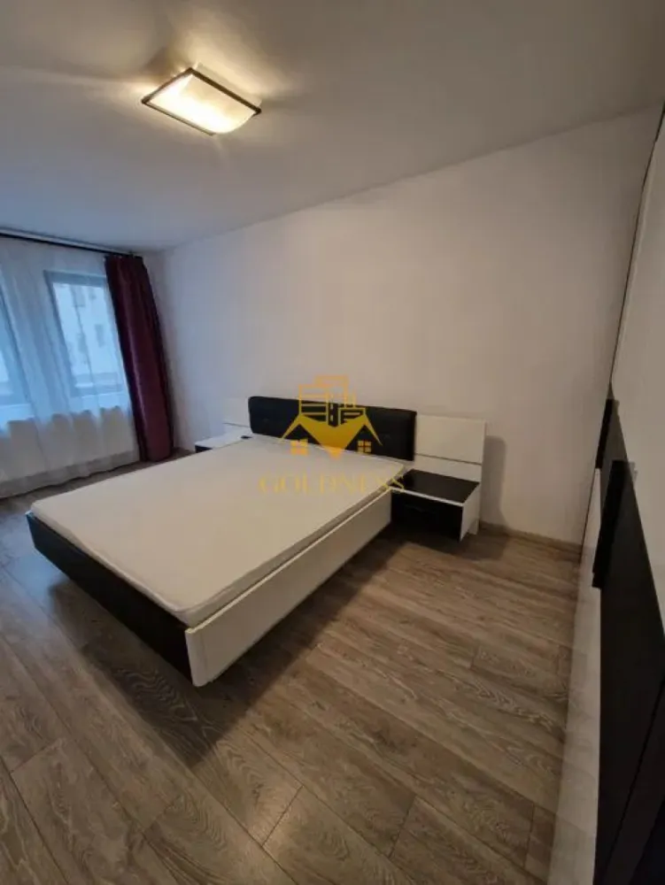 2 camere decomandate, Park Lake, Iulius Mall, Intre Lacuri, FSEGA - GOLDNESS Imobiliare vă propune spre închiriere un apartament cu 2 camere decomandate, complet mobilat și utilat, la etajul 1 într-un imobil de 10 etaje, în Park Lake. 

Se află în apropierea stațiilor de transport în comun, magazine, restaurante, spații verzi, farmacii, etc. 

Apartamentul este compartimentat astfel:
- 1 dormitor cu pat matrimonial, dressing, noptiere 
- 1 cameră cu canapea extensibilă, comodă TV, dressing
- bucatarie complet utilată și mobilată, loc de servit masa. 
- baie cu cadă, calorifer port prosop și dulap pentru depozitare.
- balcon de 5 mp.

Imobilul este dotat cu toate cele necesare- centrală proprie, frigider, aragaz, hotă, mașină de spălat haine/ vase, etc. 

Dacă sunteți interesați de acest apartament și doriți să îl vizionați, dar și pentru alte oferte nu ezitați să ne contactați telefonic sau prin e-mail. Vă stăm la dispoziție!
Pentru intermediere se percepe un comision de 50% din prețul chiriei!