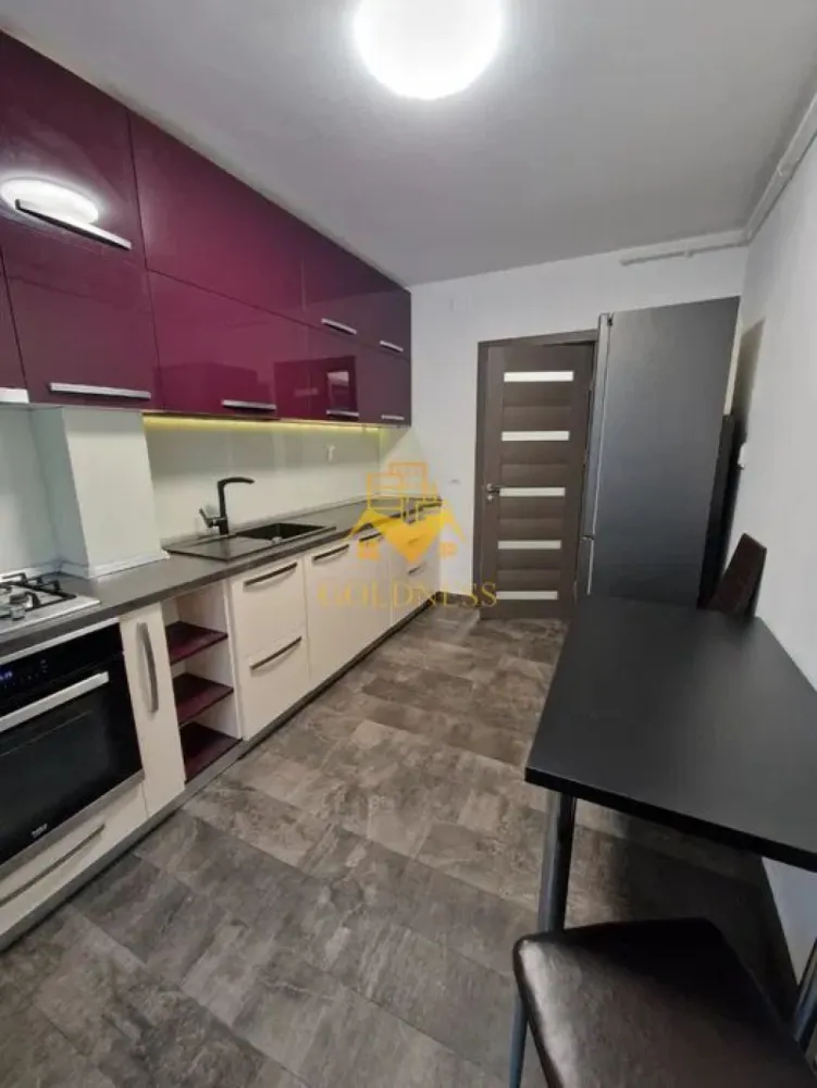 2 camere decomandate, Park Lake, Iulius Mall, Intre Lacuri, FSEGA - GOLDNESS Imobiliare vă propune spre închiriere un apartament cu 2 camere decomandate, complet mobilat și utilat, la etajul 1 într-un imobil de 10 etaje, în Park Lake. 

Se află în apropierea stațiilor de transport în comun, magazine, restaurante, spații verzi, farmacii, etc. 

Apartamentul este compartimentat astfel:
- 1 dormitor cu pat matrimonial, dressing, noptiere 
- 1 cameră cu canapea extensibilă, comodă TV, dressing
- bucatarie complet utilată și mobilată, loc de servit masa. 
- baie cu cadă, calorifer port prosop și dulap pentru depozitare.
- balcon de 5 mp.

Imobilul este dotat cu toate cele necesare- centrală proprie, frigider, aragaz, hotă, mașină de spălat haine/ vase, etc. 

Dacă sunteți interesați de acest apartament și doriți să îl vizionați, dar și pentru alte oferte nu ezitați să ne contactați telefonic sau prin e-mail. Vă stăm la dispoziție!
Pentru intermediere se percepe un comision de 50% din prețul chiriei!