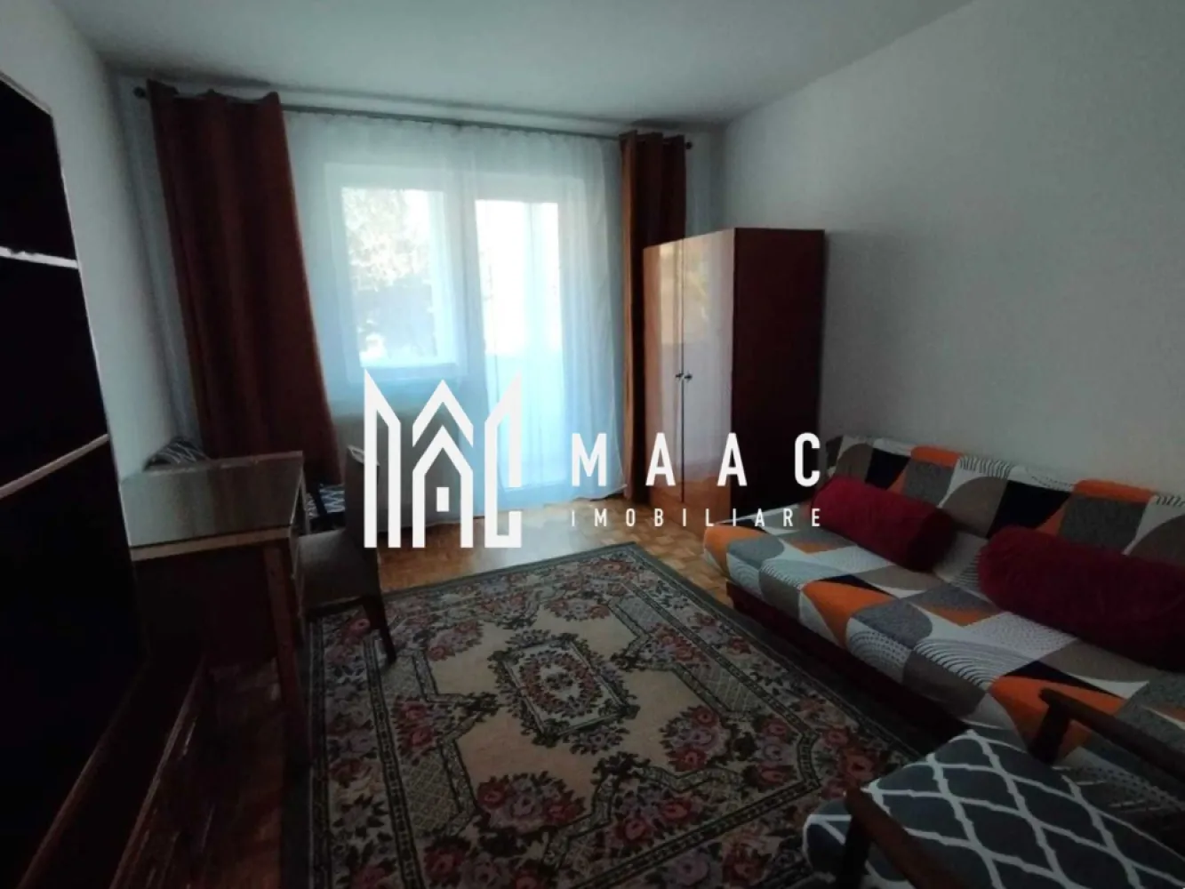 Apartament 2 camere | Etajul 1 | 40MPU | Ștrand - MAAC Imobiliare vă propune spre închiriere un apartament cu 2 camere, situat la etajul 1 al unui imobil amplasat în zona Ștrand.

Locuința este complet mobilată și utilată, disponibilă imediat și cuprinde: living luminos, dormitor, balcon închis și baie.
Amplasarea apartamentului permite acces rapid către centre comerciale, instituții bancare, unități de învățământ, farmacii și toate facilitățile urbane.

Apartamentul are o suprafață utilă de 40 mp.
Încălzirea se realizează prin centrală termică proprie, cu calorifere, asigurând confort termic.

Închirierea se face pe termen de minim 1 an.
Nu se acceptă animale de companie.
Se percepe garanție în cuantumul unei chirii lunare.

Pentru mai multe detalii și programarea unei vizionări, vă rugăm să ne contactați, menționând ID: CP2904957.