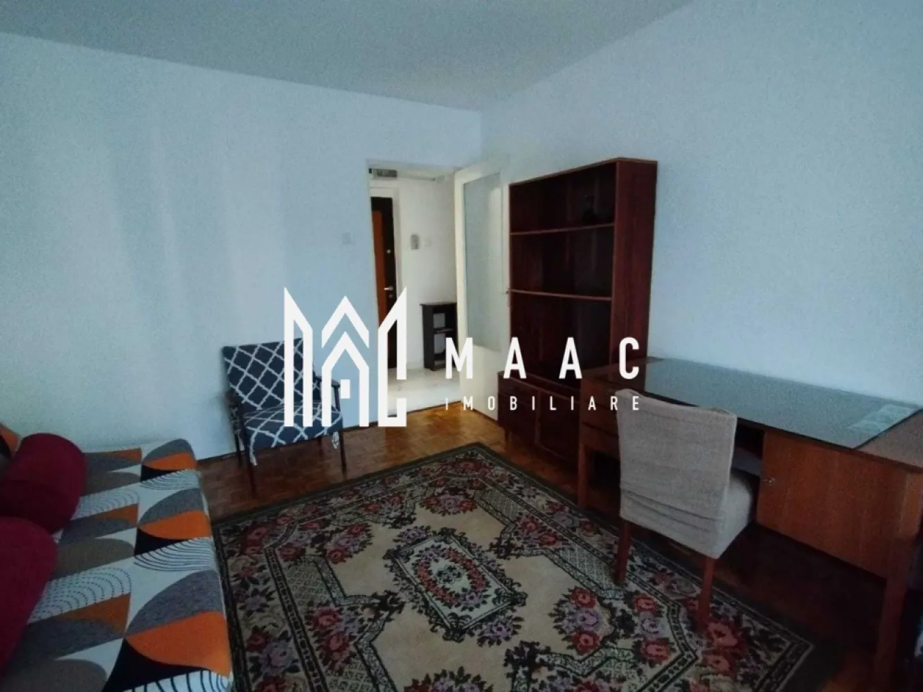 Apartament 2 camere | Etajul 1 | 40MPU | Ștrand - MAAC Imobiliare vă propune spre închiriere un apartament cu 2 camere, situat la etajul 1 al unui imobil amplasat în zona Ștrand.

Locuința este complet mobilată și utilată, disponibilă imediat și cuprinde: living luminos, dormitor, balcon închis și baie.
Amplasarea apartamentului permite acces rapid către centre comerciale, instituții bancare, unități de învățământ, farmacii și toate facilitățile urbane.

Apartamentul are o suprafață utilă de 40 mp.
Încălzirea se realizează prin centrală termică proprie, cu calorifere, asigurând confort termic.

Închirierea se face pe termen de minim 1 an.
Nu se acceptă animale de companie.
Se percepe garanție în cuantumul unei chirii lunare.

Pentru mai multe detalii și programarea unei vizionări, vă rugăm să ne contactați, menționând ID: CP2904957.