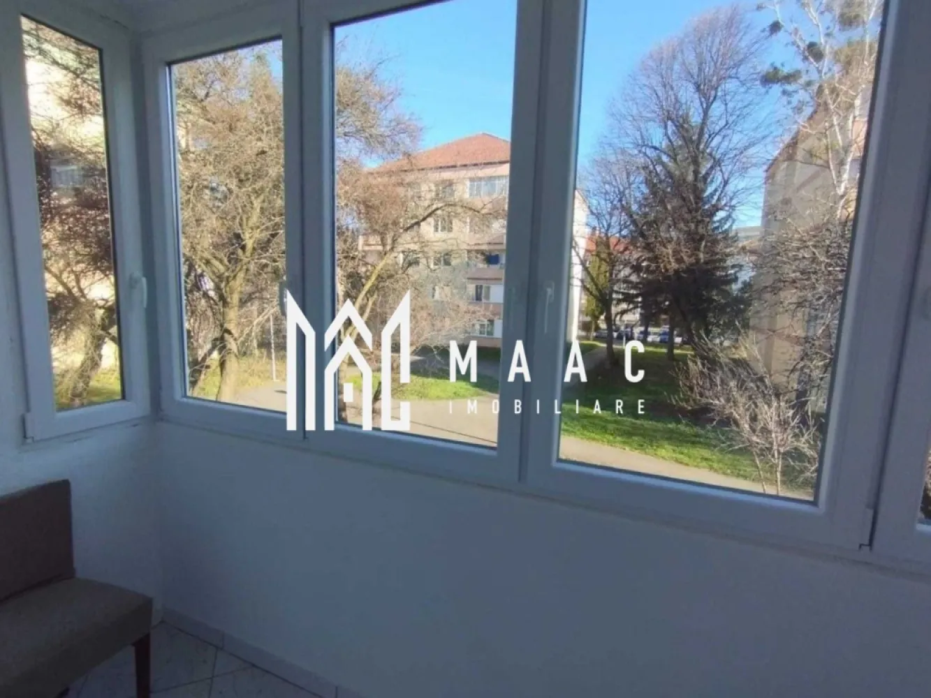 Apartament 2 camere | Etajul 1 | 40MPU | Ștrand - MAAC Imobiliare vă propune spre închiriere un apartament cu 2 camere, situat la etajul 1 al unui imobil amplasat în zona Ștrand.

Locuința este complet mobilată și utilată, disponibilă imediat și cuprinde: living luminos, dormitor, balcon închis și baie.
Amplasarea apartamentului permite acces rapid către centre comerciale, instituții bancare, unități de învățământ, farmacii și toate facilitățile urbane.

Apartamentul are o suprafață utilă de 40 mp.
Încălzirea se realizează prin centrală termică proprie, cu calorifere, asigurând confort termic.

Închirierea se face pe termen de minim 1 an.
Nu se acceptă animale de companie.
Se percepe garanție în cuantumul unei chirii lunare.

Pentru mai multe detalii și programarea unei vizionări, vă rugăm să ne contactați, menționând ID: CP2904957.