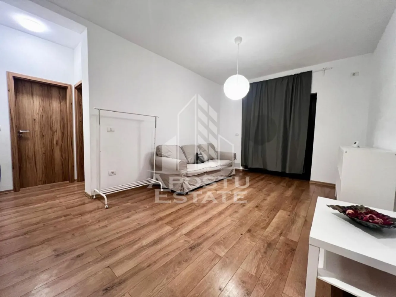 Apartament 2 camere de inchiriat centrala, loc de parcare, Giroc - APOSTU ESTATE va ofera spre inchiriere un apartament cu 2 camere, la etajul 2 intr-un imobil dispus pe 2 niveluri in zona Giroc.
Imobilul are o suprafata utila de 51 mp si este compartimentat astfel:
- hol spatios
- living cu canapea si biblioteca
- bucatarie utilata si mobilata modern cu loc de luat masa
- un dormitor matrimonial cu dressing
- o baie cu cada si geam

Alte detalii:
Se inregistreaza la Anaf.
Garantia apartamentului este echivalentul la doua luni de chirie, posibilitate de plata esalonata.
Apartamentul dispune de masina de spalat rufe.
Confortul termic se realizeaza cu ajutorul centralei proprii (incalzire in pardoseala).
Locul de parcare este inclus in pret.
Va asteptam cu drag la o vizionare!
ID Intern: CP2326064!