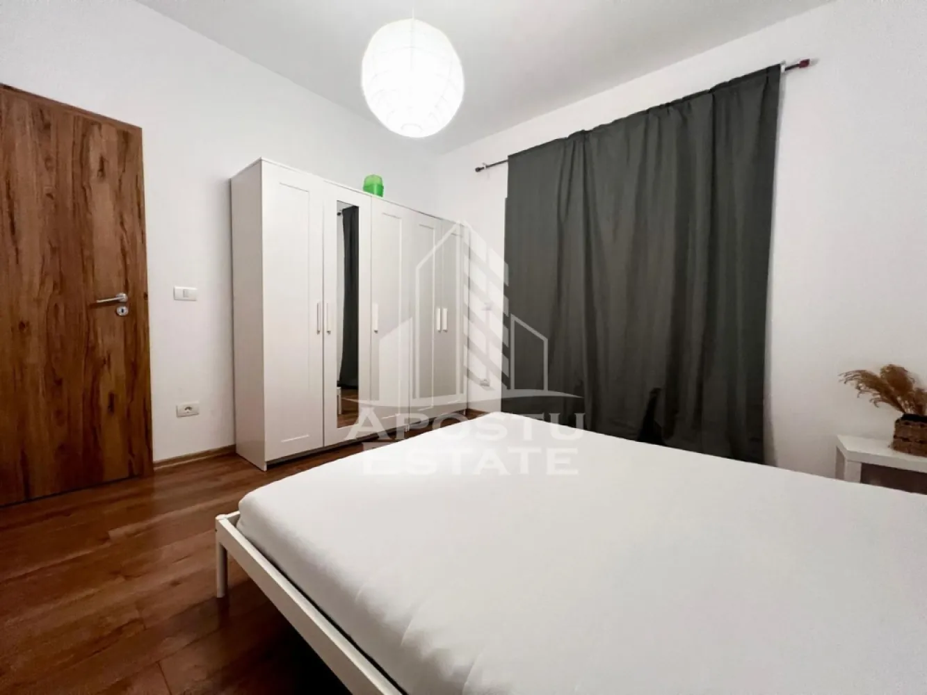 Apartament 2 camere de inchiriat centrala, loc de parcare, Giroc - APOSTU ESTATE va ofera spre inchiriere un apartament cu 2 camere, la etajul 2 intr-un imobil dispus pe 2 niveluri in zona Giroc.
Imobilul are o suprafata utila de 51 mp si este compartimentat astfel:
- hol spatios
- living cu canapea si biblioteca
- bucatarie utilata si mobilata modern cu loc de luat masa
- un dormitor matrimonial cu dressing
- o baie cu cada si geam

Alte detalii:
Se inregistreaza la Anaf.
Garantia apartamentului este echivalentul la doua luni de chirie, posibilitate de plata esalonata.
Apartamentul dispune de masina de spalat rufe.
Confortul termic se realizeaza cu ajutorul centralei proprii (incalzire in pardoseala).
Locul de parcare este inclus in pret.
Va asteptam cu drag la o vizionare!
ID Intern: CP2326064!