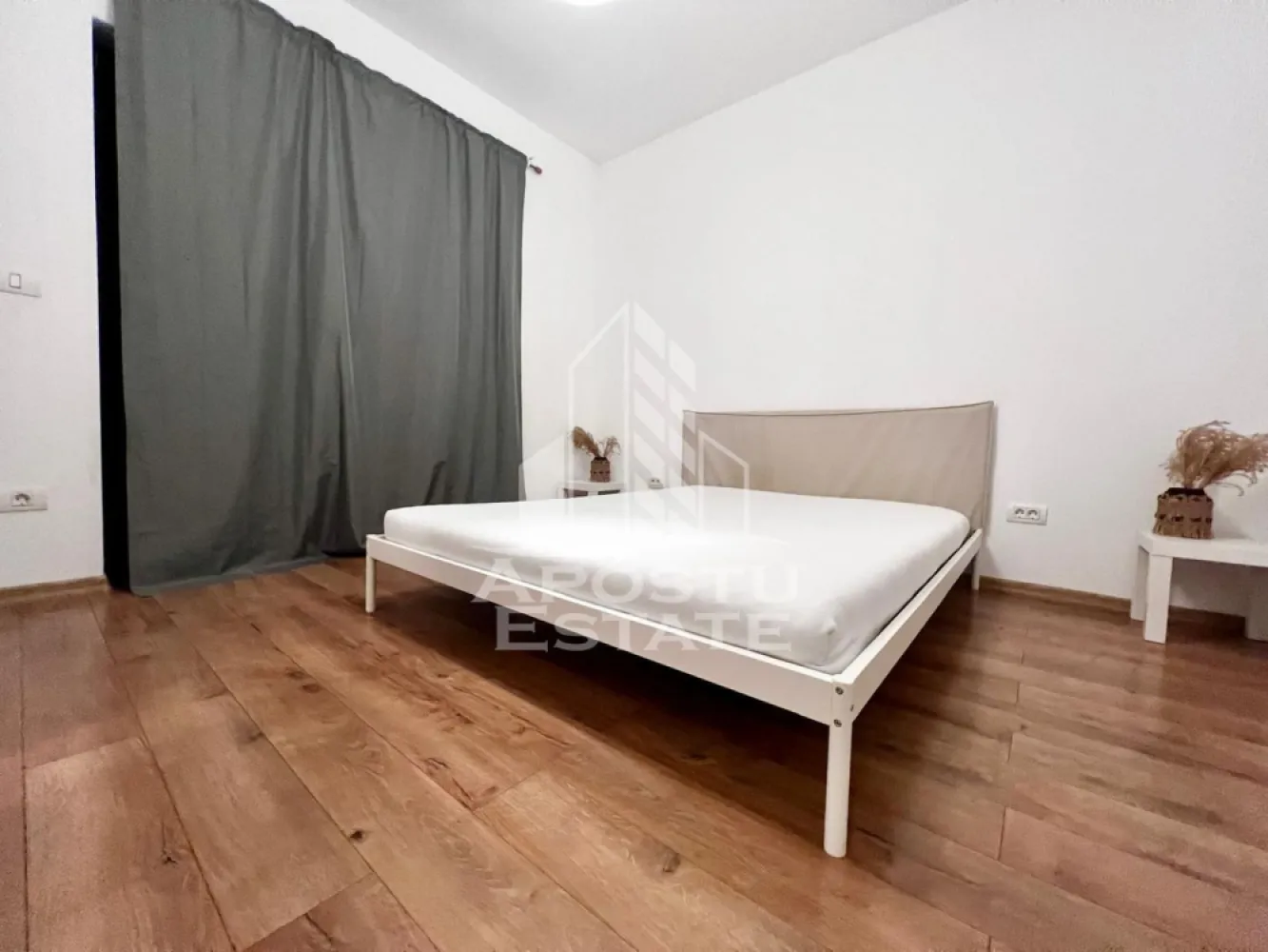 Apartament 2 camere de inchiriat centrala, loc de parcare, Giroc - APOSTU ESTATE va ofera spre inchiriere un apartament cu 2 camere, la etajul 2 intr-un imobil dispus pe 2 niveluri in zona Giroc.
Imobilul are o suprafata utila de 51 mp si este compartimentat astfel:
- hol spatios
- living cu canapea si biblioteca
- bucatarie utilata si mobilata modern cu loc de luat masa
- un dormitor matrimonial cu dressing
- o baie cu cada si geam

Alte detalii:
Se inregistreaza la Anaf.
Garantia apartamentului este echivalentul la doua luni de chirie, posibilitate de plata esalonata.
Apartamentul dispune de masina de spalat rufe.
Confortul termic se realizeaza cu ajutorul centralei proprii (incalzire in pardoseala).
Locul de parcare este inclus in pret.
Va asteptam cu drag la o vizionare!
ID Intern: CP2326064!