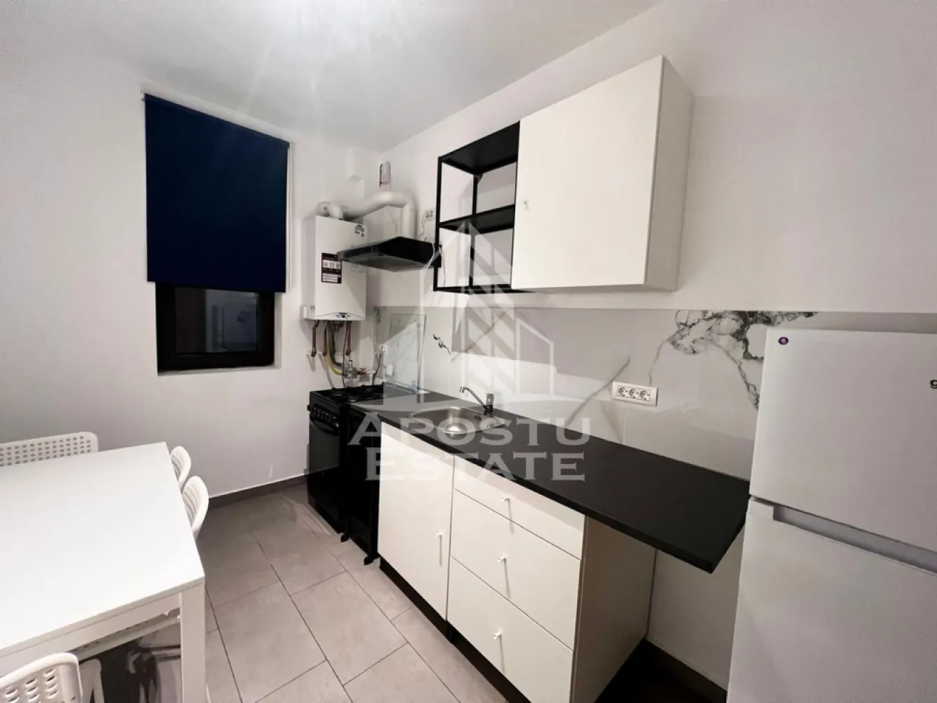 Apartament 2 camere de inchiriat centrala, loc de parcare, Giroc - APOSTU ESTATE va ofera spre inchiriere un apartament cu 2 camere, la etajul 2 intr-un imobil dispus pe 2 niveluri in zona Giroc.
Imobilul are o suprafata utila de 51 mp si este compartimentat astfel:
- hol spatios
- living cu canapea si biblioteca
- bucatarie utilata si mobilata modern cu loc de luat masa
- un dormitor matrimonial cu dressing
- o baie cu cada si geam

Alte detalii:
Se inregistreaza la Anaf.
Garantia apartamentului este echivalentul la doua luni de chirie, posibilitate de plata esalonata.
Apartamentul dispune de masina de spalat rufe.
Confortul termic se realizeaza cu ajutorul centralei proprii (incalzire in pardoseala).
Locul de parcare este inclus in pret.
Va asteptam cu drag la o vizionare!
ID Intern: CP2326064!