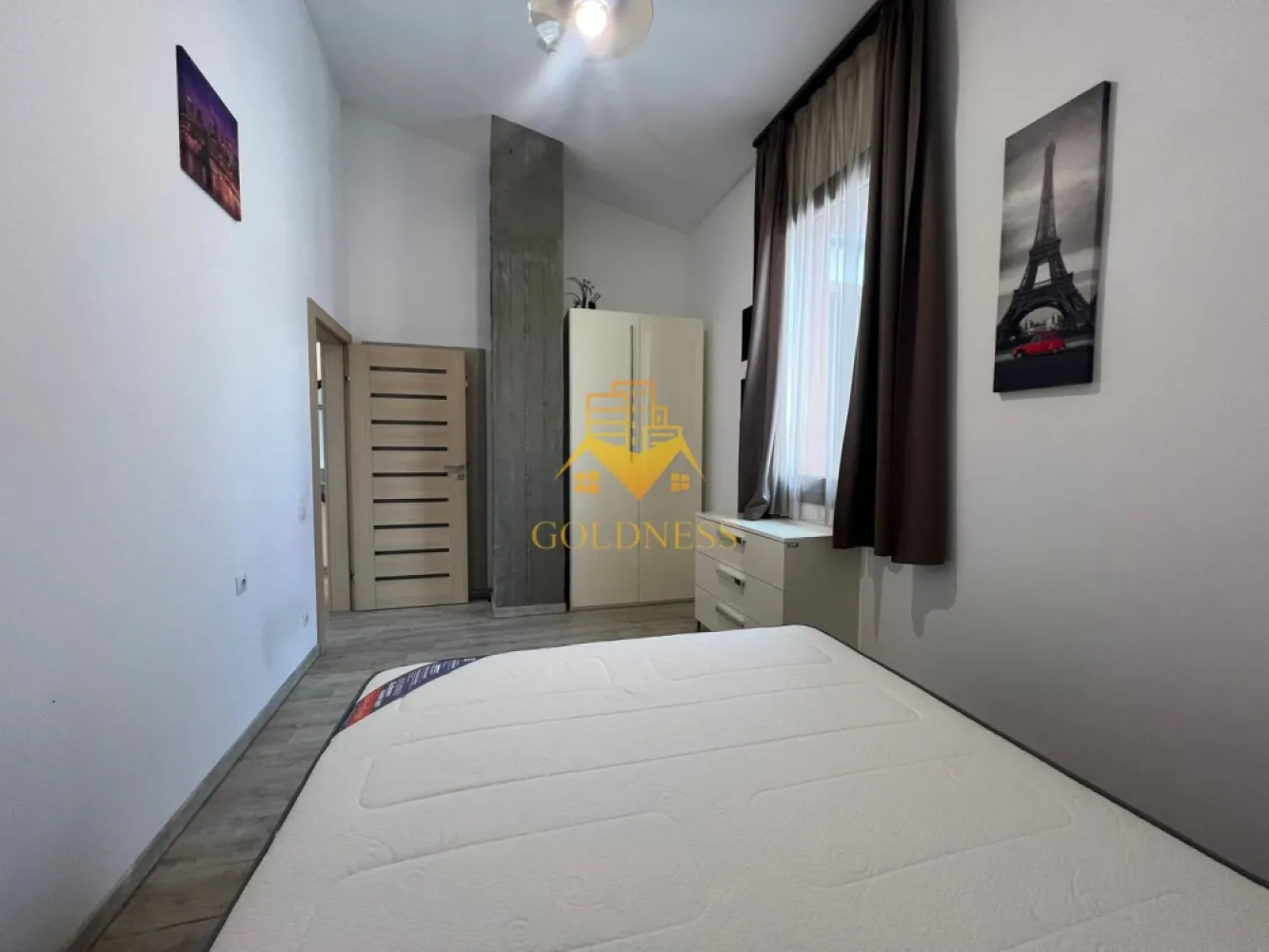2 camere open space, modern, parcare, AC, Centru, Piata Muzeului, UMF - GOLDNESS Imobiliare vă propune spre închiriere un apartament cu 2 camere open-space complet mobilat și utilat, la etajul 3 într-un imobil de 3 etaje, în zona ultracentrala, la 15 min de UMF, 5 minute de Piata Unirii, strada Paul Chinezu.

Loc de parcare privat in curtea interioara cu 50 Euro pe luna.
GARANȚIE: se percep 2 garanții, cu posibilitatea plății eșalonat în 2/3 luni.
 Apartamentul este compartimentat astfel:
 - dormitor cu pat matrimonial, dressing, noptiere, birou.
 - living cu bucatarie open-space complet utilată si mobilata, canapea extensibla, loc de servit masa 
 - baie cu dus walk-in, calorifer port prosop inox și dulap pentru depozitare.

Imobilul este dotat cu toate cele necesare- centrala pe bloc cu contorizare separata, mașină de spălat haine, frigider, plită electrică, hotă, TV, AC, etc. 
Se află în apropierea stațiilor de transport în comun, magazine, restaurante, spații verzi, farmacii, etc. 

Dacă sunteți interesați de acest apartament și doriți să îl vizionați, dar și pentru alte oferte sau detalii nu ezitați să ne contactați telefonic sau prin e-mail - goldnessimobiliare@gmail.com. Vă stăm la dispoziție!
Pentru intermediere se percepe un comision de 50% din prețul chiriei!