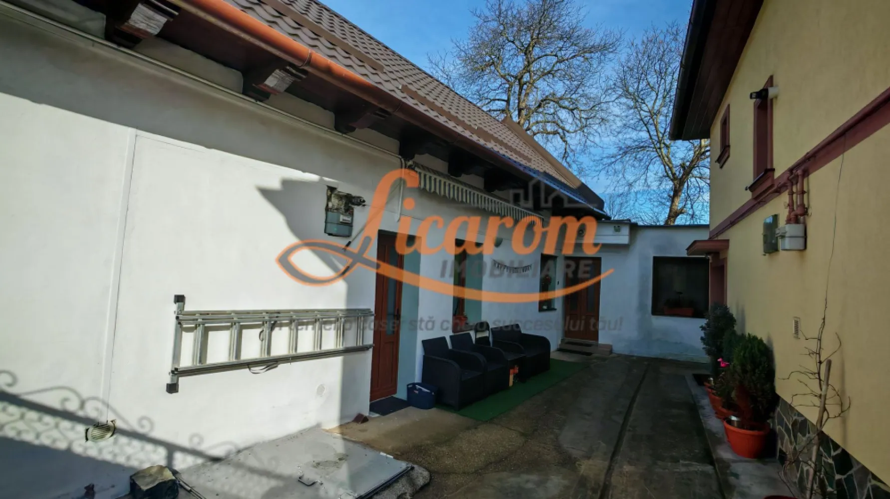 Corp de casa 4 camere zona Nicopole,curte comuna cu 1 familie. - Licarom Imobiliare propune spre vanzare, in zona NICOPOLE aproape de KAUFLAND, un corp de casa compus din 4 camere, dintre care 3 dormitoare living, hol, bucatarie, baie cu aerisire naturala, pod si beci.

Incalzirea se realizeaza cu centrala termica proprie pe gaz.
 
Casa este dispusa pe parter si este termoizolata la exterior, acoperisul este refacut in urma cu aproximativ 10 ani, acoperit cu tabla BILKA.
Interiorul casei este amenajat cu gresie , faianta, parchet si are geamuri si usi termopan.

Casa are 2 usi de acces din curte, detine pod si beci.

Se vinde partial mobilata.

Curtea este in suprafata de aproximativ 65 mp, comuna cu inca o familie .

Pretul este 157000 euro usor negociabil.

COMISION 0.

Pentru mai multe informatii,si vizionari,va rugam,nu ezitati sa ne contactati la telefon 0741059397 Consultant imobiliar Calin si 0723985424 Consultant imobiliar Liliana.