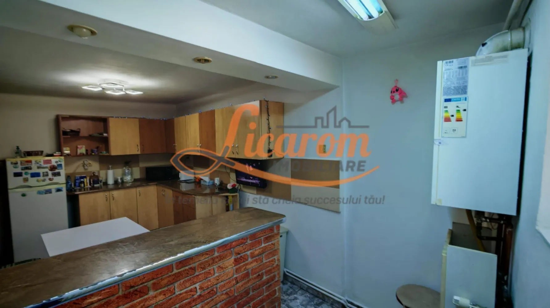 Corp de casa 4 camere zona Nicopole,curte comuna cu 1 familie. - Licarom Imobiliare propune spre vanzare, in zona NICOPOLE aproape de KAUFLAND, un corp de casa compus din 4 camere, dintre care 3 dormitoare living, hol, bucatarie, baie cu aerisire naturala, pod si beci.

Incalzirea se realizeaza cu centrala termica proprie pe gaz.
 
Casa este dispusa pe parter si este termoizolata la exterior, acoperisul este refacut in urma cu aproximativ 10 ani, acoperit cu tabla BILKA.
Interiorul casei este amenajat cu gresie , faianta, parchet si are geamuri si usi termopan.

Casa are 2 usi de acces din curte, detine pod si beci.

Se vinde partial mobilata.

Curtea este in suprafata de aproximativ 65 mp, comuna cu inca o familie .

Pretul este 157000 euro usor negociabil.

COMISION 0.

Pentru mai multe informatii,si vizionari,va rugam,nu ezitati sa ne contactati la telefon 0741059397 Consultant imobiliar Calin si 0723985424 Consultant imobiliar Liliana.