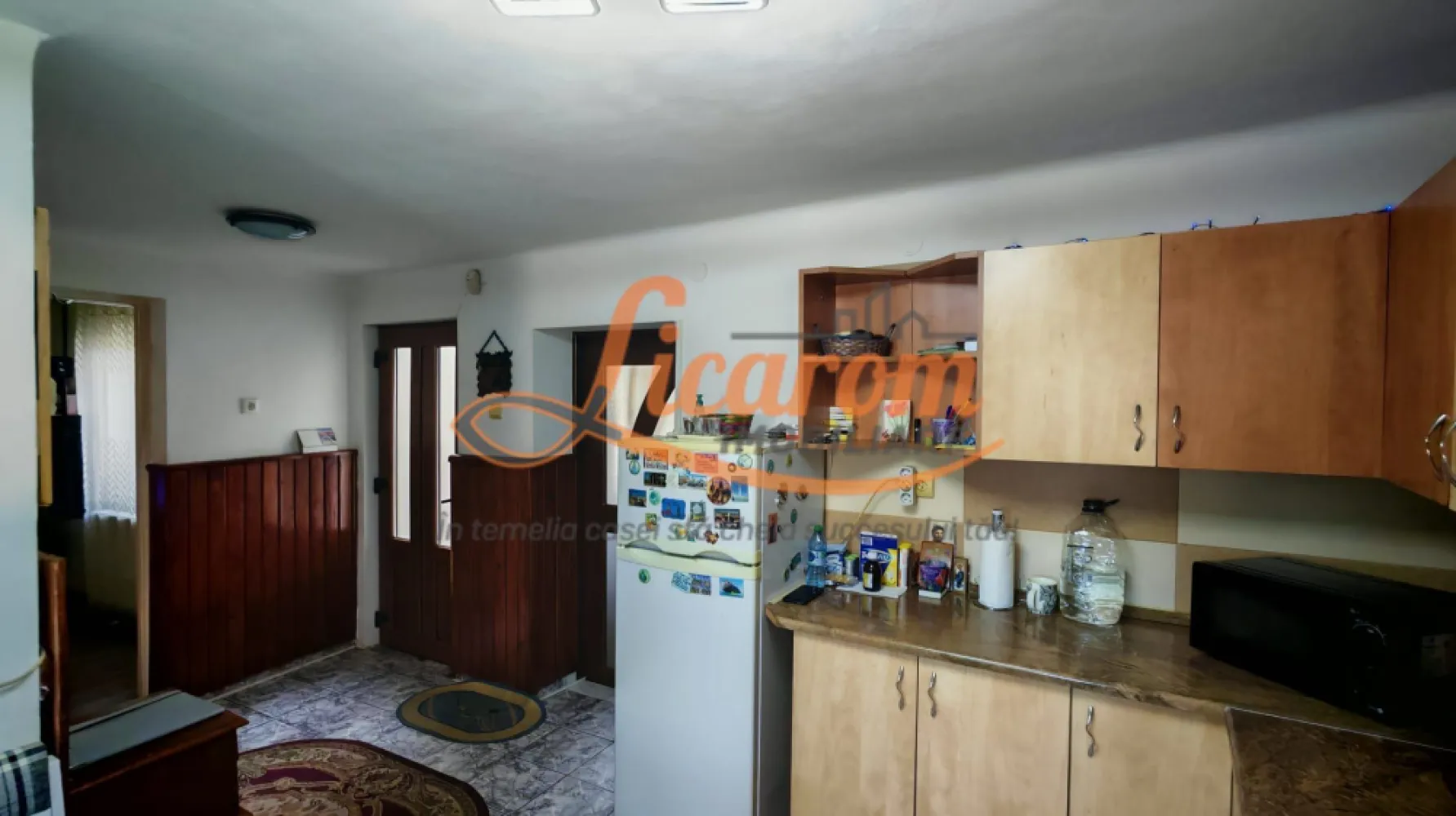 Corp de casa 4 camere zona Nicopole,curte comuna cu 1 familie. - Licarom Imobiliare propune spre vanzare, in zona NICOPOLE aproape de KAUFLAND, un corp de casa compus din 4 camere, dintre care 3 dormitoare living, hol, bucatarie, baie cu aerisire naturala, pod si beci.

Incalzirea se realizeaza cu centrala termica proprie pe gaz.
 
Casa este dispusa pe parter si este termoizolata la exterior, acoperisul este refacut in urma cu aproximativ 10 ani, acoperit cu tabla BILKA.
Interiorul casei este amenajat cu gresie , faianta, parchet si are geamuri si usi termopan.

Casa are 2 usi de acces din curte, detine pod si beci.

Se vinde partial mobilata.

Curtea este in suprafata de aproximativ 65 mp, comuna cu inca o familie .

Pretul este 157000 euro usor negociabil.

COMISION 0.

Pentru mai multe informatii,si vizionari,va rugam,nu ezitati sa ne contactati la telefon 0741059397 Consultant imobiliar Calin si 0723985424 Consultant imobiliar Liliana.