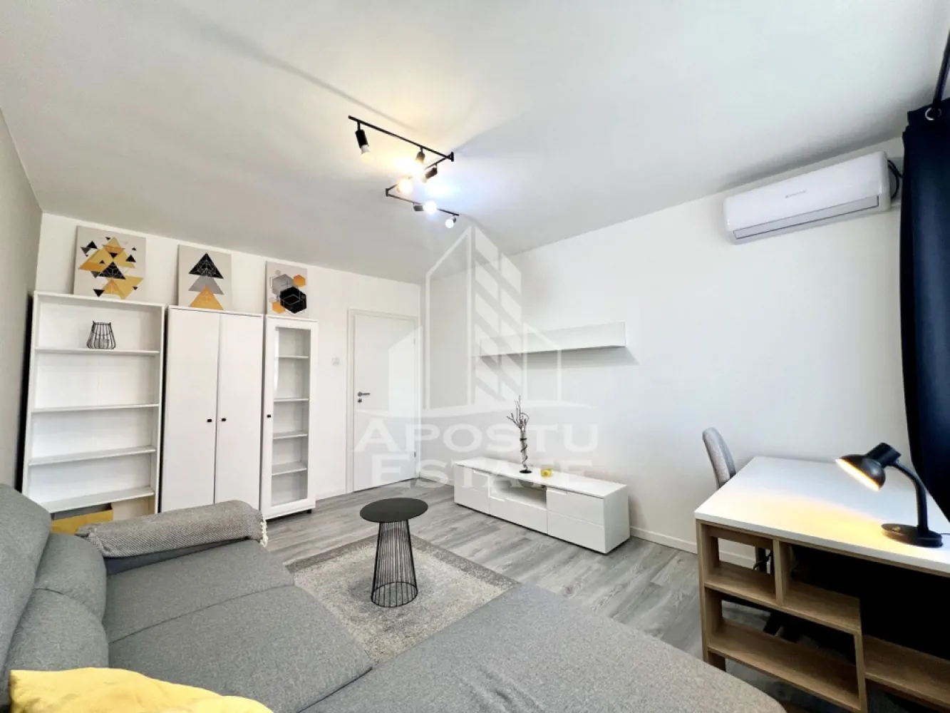 Apartament 2 camere de inchiriat, zona Cardinale, Medicina, Timișoara - Agentia imobiliara APOSTU ESTATE va propune spre inchiriere un apartament cu 2 camere, spatios si luminos, situat in zona Punctele Cardinale/ Medicina, o zona linistita si bine pozitionata din Timisoara, potrivit pentru cupluri sau familii la început de drum care isi doresc o locuinta unde sa se simta confortabil si cu acces facil catre scoli, statii de autobuz, supermarketuri , magazine de zona, parcuri.

Suprafata utila: 50 mp
Compartimentare eficienta:
- Bucatarie complet mobilata si utilata
- Sufragerie spatioasa 
- Dormitor cu pat matrimonial
-Baie prevazuta cu dus

Confort si facilitati:
- Incalzirea apartamentului: termoficare prin calorifere
- Apartamentul dispune de doua unitati de aer conditionat
- Apartamentul este complet mobilat si utilat

Localizare:
-Timis,Timisoara, zona Semicentrala– acces facil spre magazine, supermarketul Lidl, scoli, parcuri si mijloace de transport in comun.

Ideal pentru:
- Familii
- Cupluri
- Studenti

Disponibilitate: imediata
Pret chirie lunara: 550 euro
Programeaza o vizionare pentru a-ti putea imagina viitorul aici!
ID intern: CP3192233!