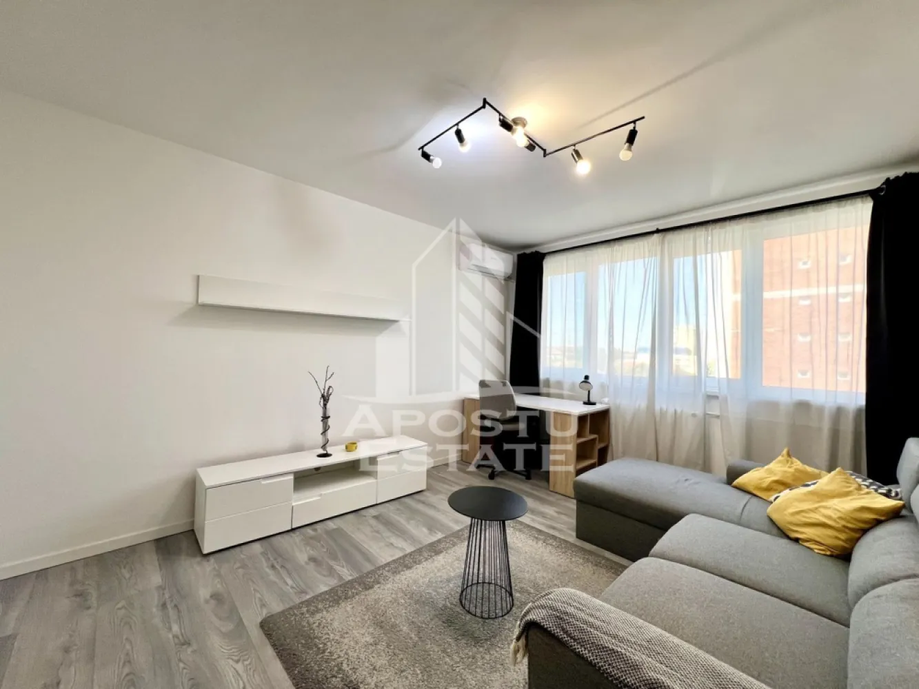 Apartament 2 camere de inchiriat, zona Cardinale, Medicina, Timișoara - Agentia imobiliara APOSTU ESTATE va propune spre inchiriere un apartament cu 2 camere, spatios si luminos, situat in zona Punctele Cardinale/ Medicina, o zona linistita si bine pozitionata din Timisoara, potrivit pentru cupluri sau familii la început de drum care isi doresc o locuinta unde sa se simta confortabil si cu acces facil catre scoli, statii de autobuz, supermarketuri , magazine de zona, parcuri.

Suprafata utila: 50 mp
Compartimentare eficienta:
- Bucatarie complet mobilata si utilata
- Sufragerie spatioasa 
- Dormitor cu pat matrimonial
-Baie prevazuta cu dus

Confort si facilitati:
- Incalzirea apartamentului: termoficare prin calorifere
- Apartamentul dispune de doua unitati de aer conditionat
- Apartamentul este complet mobilat si utilat

Localizare:
-Timis,Timisoara, zona Semicentrala– acces facil spre magazine, supermarketul Lidl, scoli, parcuri si mijloace de transport in comun.

Ideal pentru:
- Familii
- Cupluri
- Studenti

Disponibilitate: imediata
Pret chirie lunara: 550 euro
Programeaza o vizionare pentru a-ti putea imagina viitorul aici!
ID intern: CP3192233!