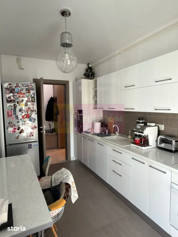 Apartament 2 camere, Lujerului, 21Residence, etaj 6, 55mp - Agentia Imobiliara Apulum 94
Vinde apartament 2 camere | 21 Residence | Etaj 6 | Complet mobilat
Se oferă spre vânzare un apartament modern cu 2 camere, situat la etajul 6 în complexul rezidențial 21 Residence, unul dintre cele mai apreciate ansambluri din Sectorul 6.
Apartamentul se vinde complet mobilat și utilat, fiind pregătit pentru mutare imediată sau pentru investiție. Beneficiază de vedere spre interiorul complexului, oferind liniște și intimitate, departe de zgomotul bulevardului.
Caracteristici: • 2 camere • Etaj 6 • Complet mobilat și utilat • Centrală termică proprie • Aer condiționat • 
Fără loc de parcare inclus, cu posibilitatea închirierii unui loc în complex
Localizare excelentă: • Stație de autobuz chiar în fața complexului • Acces rapid la stațiile de metrou Lujerului și Politehnica • 
La câteva minute de Parcul Liniei, ideal pentru plimbări, alergare și activități în aer liber • 
Aproape de Plaza România, AFI Cotroceni și Universitatea Politehnica • 
În imediata apropiere se găsesc supermarketuri, restaurante, farmacii, școli și grădinițe
Ideal atât pentru locuință proprie, cât și pentru investiție, într-o zonă cu cerere ridicată pentru închiriere.
