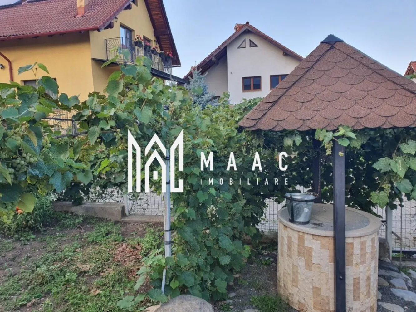 Teren Intravilan | 634 MP | Livada | Cisnadie - MAAC Imobiliare vă propune spre vânzare un teren intravilan ideal pentru construcția unei case, situat în Cisnădie, într-una dintre cele mai apreciate și frumoase zone ale localității. Amplasarea într-un cadru liniștit, cu acces facil către punctele de interes, transformă această proprietate într-o alegere excelentă pentru dezvoltarea unei locuințe familiale, îmbinând avantajele vieții urbane cu proximitatea naturii.

Terenul este complet împrejmuit cu gard solid și dispune de poartă și portiță din fier forjat, oferind un plus de siguranță și intimitate. Proprietatea beneficiază de toate utilitățile la poartă, ceea ce facilitează demararea rapidă a construcției.

Utilități disponibile:
-Gaz
-Curent electric
-Apă și canalizare
-Fibră optică
-Iluminat stradal
-Drum asfaltat

Avantaje și dotări existente pe teren:
-Livadă cu aproximativ 35 de pomi fructiferi pe rod
-Cultură de căpșuni
-3 vițe de vie mature, cu producție generoasă (aproximativ 500 kg de struguri)
-Filigorie, ideală pentru relaxare
-Fântână de dimensiuni mari
-Toaletă
-Spațiu special amenajat pentru depozitarea lemnelor

Proprietatea oferă un cadru natural plăcut, cu multiple beneficii pentru un stil de viață sănătos și echilibrat, fiind potrivită atât pentru construcția unei case, cât și pentru valorificarea terenului existent.

Pentru mai multe detalii și programarea unei vizionări, precizați telefonic că ați văzut anunțul cu CP2855559