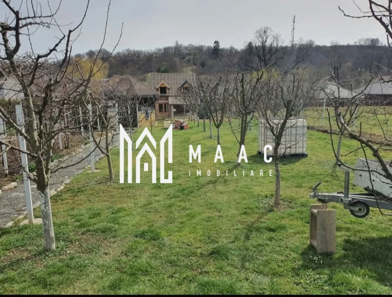 Teren Intravilan | 634 MP | Livada | Cisnadie - MAAC Imobiliare vă propune spre vânzare un teren intravilan ideal pentru construcția unei case, situat în Cisnădie, într-una dintre cele mai apreciate și frumoase zone ale localității. Amplasarea într-un cadru liniștit, cu acces facil către punctele de interes, transformă această proprietate într-o alegere excelentă pentru dezvoltarea unei locuințe familiale, îmbinând avantajele vieții urbane cu proximitatea naturii.

Terenul este complet împrejmuit cu gard solid și dispune de poartă și portiță din fier forjat, oferind un plus de siguranță și intimitate. Proprietatea beneficiază de toate utilitățile la poartă, ceea ce facilitează demararea rapidă a construcției.

Utilități disponibile:
-Gaz
-Curent electric
-Apă și canalizare
-Fibră optică
-Iluminat stradal
-Drum asfaltat

Avantaje și dotări existente pe teren:
-Livadă cu aproximativ 35 de pomi fructiferi pe rod
-Cultură de căpșuni
-3 vițe de vie mature, cu producție generoasă (aproximativ 500 kg de struguri)
-Filigorie, ideală pentru relaxare
-Fântână de dimensiuni mari
-Toaletă
-Spațiu special amenajat pentru depozitarea lemnelor

Proprietatea oferă un cadru natural plăcut, cu multiple beneficii pentru un stil de viață sănătos și echilibrat, fiind potrivită atât pentru construcția unei case, cât și pentru valorificarea terenului existent.

Pentru mai multe detalii și programarea unei vizionări, precizați telefonic că ați văzut anunțul cu CP2855559
