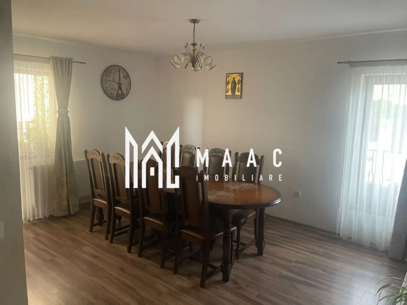 Apartament cu 3 camere, 67 mp utili – Cartierul Arhitectiilor - MAAC Imobiliare va propune spre vanzare un apartament modern cu 3 camere, având o suprafață utilă de 67 mp, situat în Cartierul Arhitecților din Sibiu, la parterul unei vile cochete cu regim redus de înălțime (P+1), ce cuprinde doar 6 apartamente în total – ideal pentru cei care își doresc liniște și intimitate.

Compartimentare:

Living generos cu bucătărie – 28,14 mp utili (bucătăria este închisă cu uși din sticlă)

Hol principal – 7,28 mp

Baie – 5,05 mp

Hol secundar – 2,37 mp

Dormitor – 10,44 mp

Dormitor matrimonial – 13,42 mp

Fiind amplasat la parter, apartamentul beneficiază de grădină proprie, perfectă pentru relaxare, spațiu verde sau activități în aer liber.

Alte avantaje:

Loc de parcare inclus

Pivniță pentru depozitare

Imobil cu doar 6 apartamente

Zona Arhitecților oferă numeroase facilități:
• Acces rapid către oraș prin Calea Cisnădiei
• Străzi asfaltate și iluminat public
• Stație de autobuz în apropiere
• Supermarketuri și alte magazine mixte
• În apropiere se află benzinărie Euroil, bancă, școală generală, fast-food și farmacie.
• Cartier în dezvoltare, cu infrastructură nouă și vecinătate selectă

Apartamentul este ideal atât pentru locuință personală, cât și pentru investiție.
Pentru mai multe detalii, vă rugăm să menționați telefonic ID-ul anunțului: CP2923540