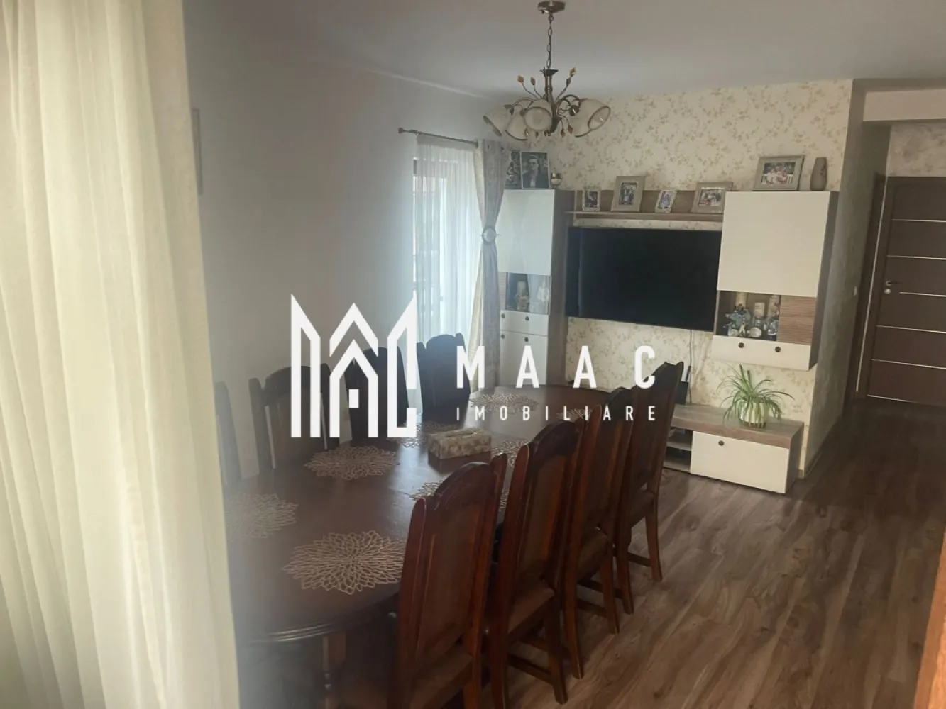 Apartament cu 3 camere, 67 mp utili – Cartierul Arhitectiilor - MAAC Imobiliare va propune spre vanzare un apartament modern cu 3 camere, având o suprafață utilă de 67 mp, situat în Cartierul Arhitecților din Sibiu, la parterul unei vile cochete cu regim redus de înălțime (P+1), ce cuprinde doar 6 apartamente în total – ideal pentru cei care își doresc liniște și intimitate.

Compartimentare:

Living generos cu bucătărie – 28,14 mp utili (bucătăria este închisă cu uși din sticlă)

Hol principal – 7,28 mp

Baie – 5,05 mp

Hol secundar – 2,37 mp

Dormitor – 10,44 mp

Dormitor matrimonial – 13,42 mp

Fiind amplasat la parter, apartamentul beneficiază de grădină proprie, perfectă pentru relaxare, spațiu verde sau activități în aer liber.

Alte avantaje:

Loc de parcare inclus

Pivniță pentru depozitare

Imobil cu doar 6 apartamente

Zona Arhitecților oferă numeroase facilități:
• Acces rapid către oraș prin Calea Cisnădiei
• Străzi asfaltate și iluminat public
• Stație de autobuz în apropiere
• Supermarketuri și alte magazine mixte
• În apropiere se află benzinărie Euroil, bancă, școală generală, fast-food și farmacie.
• Cartier în dezvoltare, cu infrastructură nouă și vecinătate selectă

Apartamentul este ideal atât pentru locuință personală, cât și pentru investiție.
Pentru mai multe detalii, vă rugăm să menționați telefonic ID-ul anunțului: CP2923540