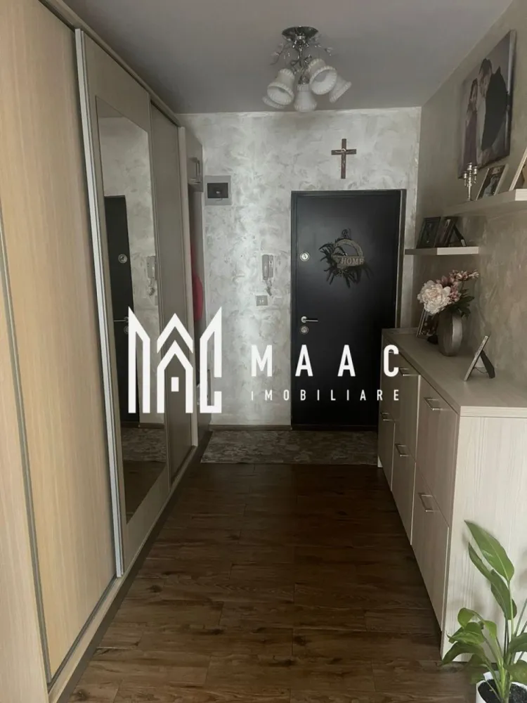 Apartament cu 3 camere, 67 mp utili – Cartierul Arhitectiilor - MAAC Imobiliare va propune spre vanzare un apartament modern cu 3 camere, având o suprafață utilă de 67 mp, situat în Cartierul Arhitecților din Sibiu, la parterul unei vile cochete cu regim redus de înălțime (P+1), ce cuprinde doar 6 apartamente în total – ideal pentru cei care își doresc liniște și intimitate.

Compartimentare:

Living generos cu bucătărie – 28,14 mp utili (bucătăria este închisă cu uși din sticlă)

Hol principal – 7,28 mp

Baie – 5,05 mp

Hol secundar – 2,37 mp

Dormitor – 10,44 mp

Dormitor matrimonial – 13,42 mp

Fiind amplasat la parter, apartamentul beneficiază de grădină proprie, perfectă pentru relaxare, spațiu verde sau activități în aer liber.

Alte avantaje:

Loc de parcare inclus

Pivniță pentru depozitare

Imobil cu doar 6 apartamente

Zona Arhitecților oferă numeroase facilități:
• Acces rapid către oraș prin Calea Cisnădiei
• Străzi asfaltate și iluminat public
• Stație de autobuz în apropiere
• Supermarketuri și alte magazine mixte
• În apropiere se află benzinărie Euroil, bancă, școală generală, fast-food și farmacie.
• Cartier în dezvoltare, cu infrastructură nouă și vecinătate selectă

Apartamentul este ideal atât pentru locuință personală, cât și pentru investiție.
Pentru mai multe detalii, vă rugăm să menționați telefonic ID-ul anunțului: CP2923540