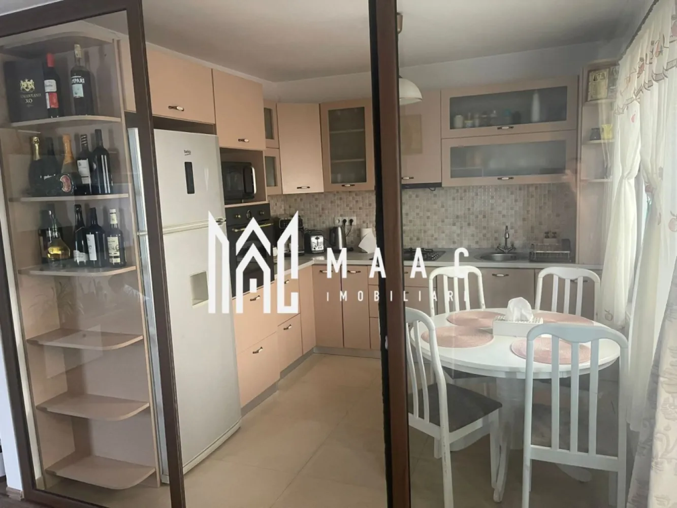 Apartament cu 3 camere, 67 mp utili – Cartierul Arhitectiilor - MAAC Imobiliare va propune spre vanzare un apartament modern cu 3 camere, având o suprafață utilă de 67 mp, situat în Cartierul Arhitecților din Sibiu, la parterul unei vile cochete cu regim redus de înălțime (P+1), ce cuprinde doar 6 apartamente în total – ideal pentru cei care își doresc liniște și intimitate.

Compartimentare:

Living generos cu bucătărie – 28,14 mp utili (bucătăria este închisă cu uși din sticlă)

Hol principal – 7,28 mp

Baie – 5,05 mp

Hol secundar – 2,37 mp

Dormitor – 10,44 mp

Dormitor matrimonial – 13,42 mp

Fiind amplasat la parter, apartamentul beneficiază de grădină proprie, perfectă pentru relaxare, spațiu verde sau activități în aer liber.

Alte avantaje:

Loc de parcare inclus

Pivniță pentru depozitare

Imobil cu doar 6 apartamente

Zona Arhitecților oferă numeroase facilități:
• Acces rapid către oraș prin Calea Cisnădiei
• Străzi asfaltate și iluminat public
• Stație de autobuz în apropiere
• Supermarketuri și alte magazine mixte
• În apropiere se află benzinărie Euroil, bancă, școală generală, fast-food și farmacie.
• Cartier în dezvoltare, cu infrastructură nouă și vecinătate selectă

Apartamentul este ideal atât pentru locuință personală, cât și pentru investiție.
Pentru mai multe detalii, vă rugăm să menționați telefonic ID-ul anunțului: CP2923540