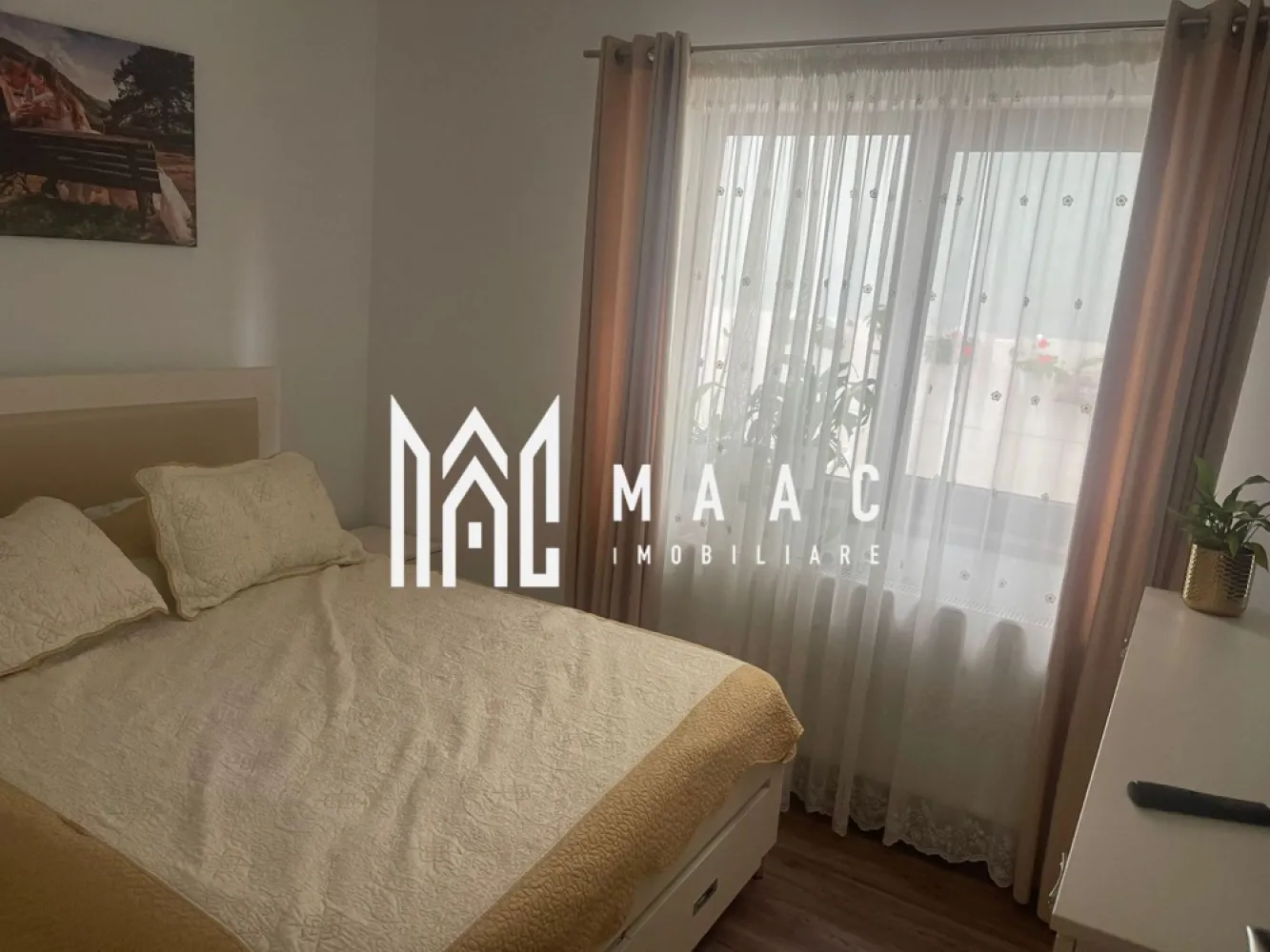 Apartament cu 3 camere, 67 mp utili – Cartierul Arhitectiilor - MAAC Imobiliare va propune spre vanzare un apartament modern cu 3 camere, având o suprafață utilă de 67 mp, situat în Cartierul Arhitecților din Sibiu, la parterul unei vile cochete cu regim redus de înălțime (P+1), ce cuprinde doar 6 apartamente în total – ideal pentru cei care își doresc liniște și intimitate.

Compartimentare:

Living generos cu bucătărie – 28,14 mp utili (bucătăria este închisă cu uși din sticlă)

Hol principal – 7,28 mp

Baie – 5,05 mp

Hol secundar – 2,37 mp

Dormitor – 10,44 mp

Dormitor matrimonial – 13,42 mp

Fiind amplasat la parter, apartamentul beneficiază de grădină proprie, perfectă pentru relaxare, spațiu verde sau activități în aer liber.

Alte avantaje:

Loc de parcare inclus

Pivniță pentru depozitare

Imobil cu doar 6 apartamente

Zona Arhitecților oferă numeroase facilități:
• Acces rapid către oraș prin Calea Cisnădiei
• Străzi asfaltate și iluminat public
• Stație de autobuz în apropiere
• Supermarketuri și alte magazine mixte
• În apropiere se află benzinărie Euroil, bancă, școală generală, fast-food și farmacie.
• Cartier în dezvoltare, cu infrastructură nouă și vecinătate selectă

Apartamentul este ideal atât pentru locuință personală, cât și pentru investiție.
Pentru mai multe detalii, vă rugăm să menționați telefonic ID-ul anunțului: CP2923540