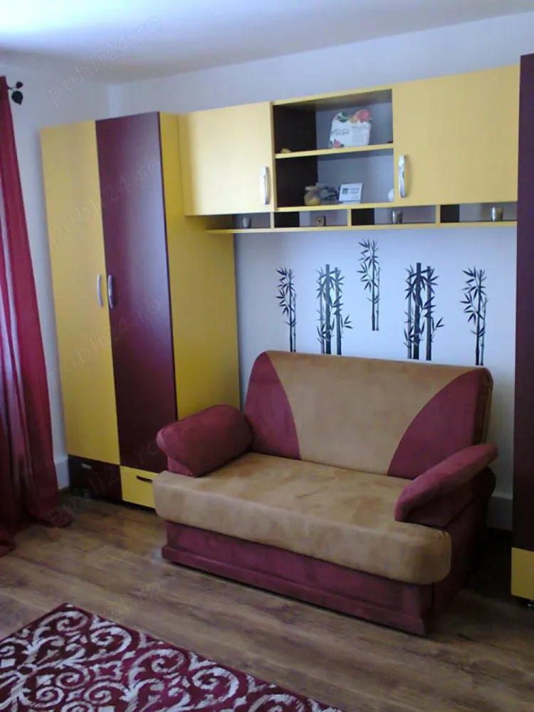 2 camere Sinaia la schimb cu garson. in zona plus diferenta bani - Schimb apartament 2 camere decomandate, (mobilat modern), cu utilitati, toate noi, centrala proprie, (zona semicentrala), in bloc de 4 etaje, la etajul 4, (costuri minime la utilitati). Acte complete. (Exista pod mansarda deasupra)..Maxima seriozitate. (pretabil ca locuinta de vacanta sau ca investitie cazare turistica).Suprafata utila = 40 m.p.. Schimb cu garsoniera in Sinaia, Busteni, Predeal plus diferenta ...).
