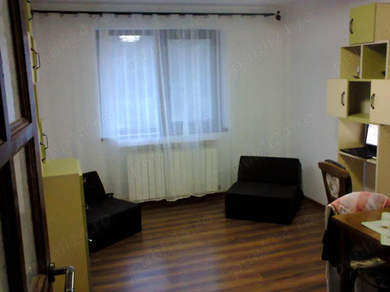 2 camere Sinaia la schimb cu garson. in zona plus diferenta bani - Schimb apartament 2 camere decomandate, (mobilat modern), cu utilitati, toate noi, centrala proprie, (zona semicentrala), in bloc de 4 etaje, la etajul 4, (costuri minime la utilitati). Acte complete. (Exista pod mansarda deasupra)..Maxima seriozitate. (pretabil ca locuinta de vacanta sau ca investitie cazare turistica).Suprafata utila = 40 m.p.. Schimb cu garsoniera in Sinaia, Busteni, Predeal plus diferenta ...).