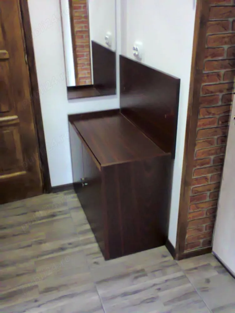 2 camere Sinaia la schimb cu garson. in zona plus diferenta bani - Schimb apartament 2 camere decomandate, (mobilat modern), cu utilitati, toate noi, centrala proprie, (zona semicentrala), in bloc de 4 etaje, la etajul 4, (costuri minime la utilitati). Acte complete. (Exista pod mansarda deasupra)..Maxima seriozitate. (pretabil ca locuinta de vacanta sau ca investitie cazare turistica).Suprafata utila = 40 m.p.. Schimb cu garsoniera in Sinaia, Busteni, Predeal plus diferenta ...).