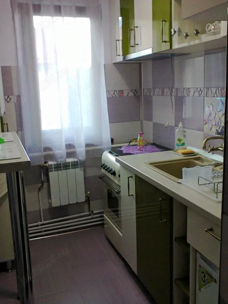 2 camere Sinaia la schimb cu garson. in zona plus diferenta bani - Schimb apartament 2 camere decomandate, (mobilat modern), cu utilitati, toate noi, centrala proprie, (zona semicentrala), in bloc de 4 etaje, la etajul 4, (costuri minime la utilitati). Acte complete. (Exista pod mansarda deasupra)..Maxima seriozitate. (pretabil ca locuinta de vacanta sau ca investitie cazare turistica).Suprafata utila = 40 m.p.. Schimb cu garsoniera in Sinaia, Busteni, Predeal plus diferenta ...).