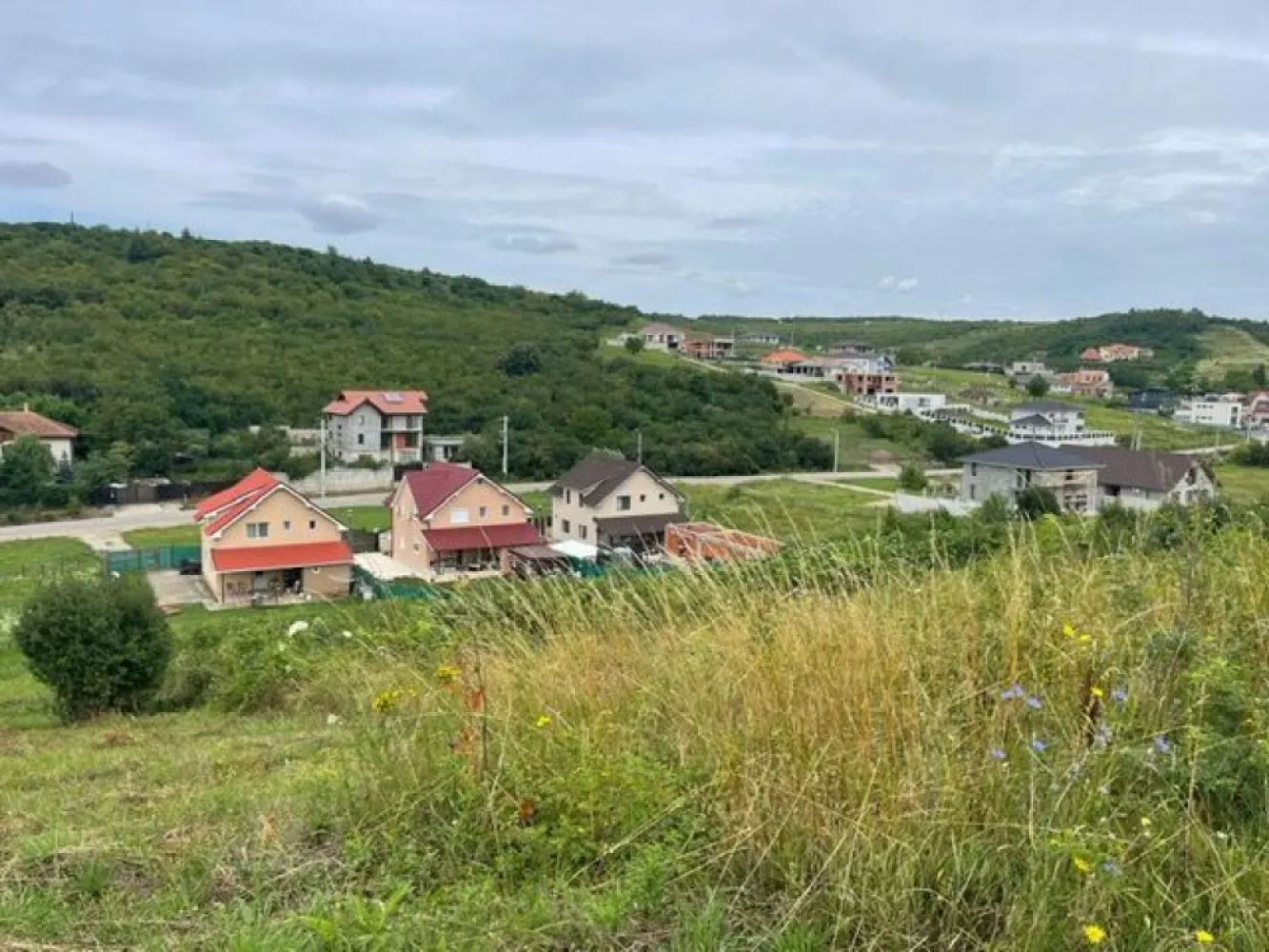 Teren intravilan zona Gh Doja, panorama lac , sup 1050 mp, front 25 ml - Teren intravilan cu o suprafata de 1050 mp si un front stradal de 25 ml va ofera oportunitatea unei constructii rezidentiale într-o zona verde si linistita a orasului.
Sursa de energie electrica este la limita proprietatii.
Certificatul de urbanism aproba o constructie S(D)+P+1E(M). Dealtfel, vaputem pune la dispozitie si un proiect de casa moderna.
Terenul beneficiaza de o pozitionare excelenta si un view spectaculos. În plus, accesul cu masina este facil fiind pozitionat la aproximativ 2 km fata de intersectia de la magazinul Crisul, sporind si mai mult confortul de a locui în aceasta zona retrasa, intima, dar totusi atât de conectata cu orasul.
Acest teren este potrivit pt o locuinta rezidentiala, investitie sau dezvoltare imobiliara pt cei interesati

Pret : 68.000 euro neg

Contact: Sorin Gligor

Tel: 0731290032