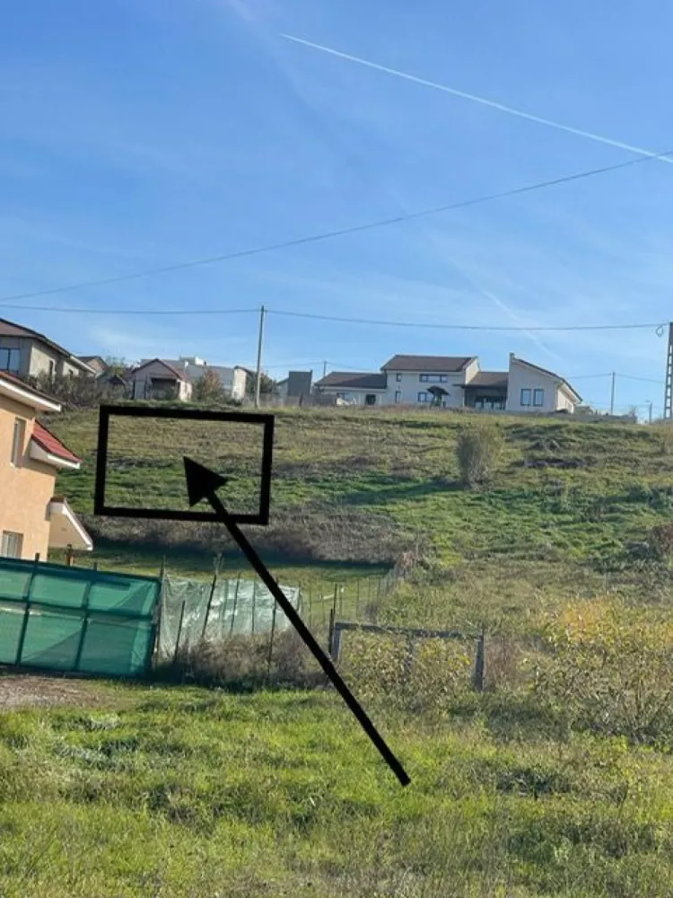 Teren intravilan zona Gh Doja, panorama lac , sup 1050 mp, front 25 ml - Teren intravilan cu o suprafata de 1050 mp si un front stradal de 25 ml va ofera oportunitatea unei constructii rezidentiale într-o zona verde si linistita a orasului.
Sursa de energie electrica este la limita proprietatii.
Certificatul de urbanism aproba o constructie S(D)+P+1E(M). Dealtfel, vaputem pune la dispozitie si un proiect de casa moderna.
Terenul beneficiaza de o pozitionare excelenta si un view spectaculos. În plus, accesul cu masina este facil fiind pozitionat la aproximativ 2 km fata de intersectia de la magazinul Crisul, sporind si mai mult confortul de a locui în aceasta zona retrasa, intima, dar totusi atât de conectata cu orasul.
Acest teren este potrivit pt o locuinta rezidentiala, investitie sau dezvoltare imobiliara pt cei interesati

Pret : 68.000 euro neg

Contact: Sorin Gligor

Tel: 0731290032