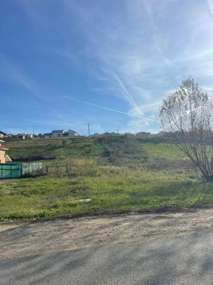 Teren intravilan zona Gh Doja, panorama lac , sup 1050 mp, front 25 ml - Teren intravilan cu o suprafata de 1050 mp si un front stradal de 25 ml va ofera oportunitatea unei constructii rezidentiale într-o zona verde si linistita a orasului.
Sursa de energie electrica este la limita proprietatii.
Certificatul de urbanism aproba o constructie S(D)+P+1E(M). Dealtfel, vaputem pune la dispozitie si un proiect de casa moderna.
Terenul beneficiaza de o pozitionare excelenta si un view spectaculos. În plus, accesul cu masina este facil fiind pozitionat la aproximativ 2 km fata de intersectia de la magazinul Crisul, sporind si mai mult confortul de a locui în aceasta zona retrasa, intima, dar totusi atât de conectata cu orasul.
Acest teren este potrivit pt o locuinta rezidentiala, investitie sau dezvoltare imobiliara pt cei interesati

Pret : 68.000 euro neg

Contact: Sorin Gligor

Tel: 0731290032