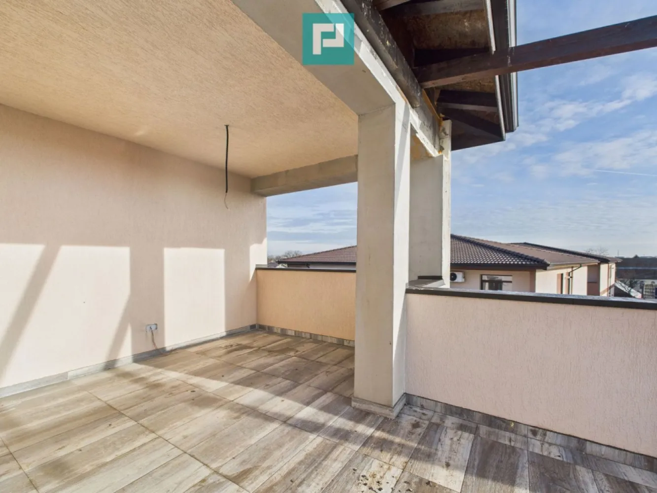 Penthouse cu terasă generoasă, în inima Chișodei