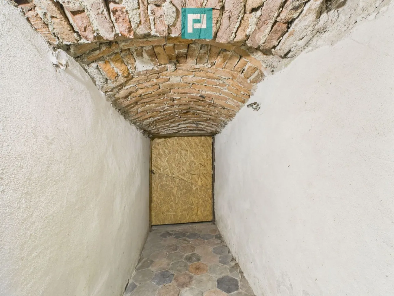 Două case, curte mare, lângă Castelul Corvinilor
