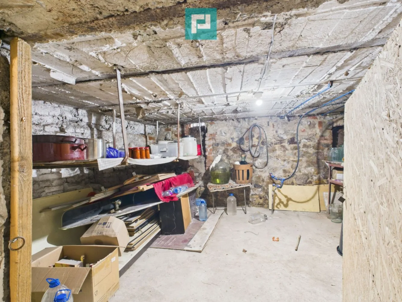 Două case, curte mare, lângă Castelul Corvinilor