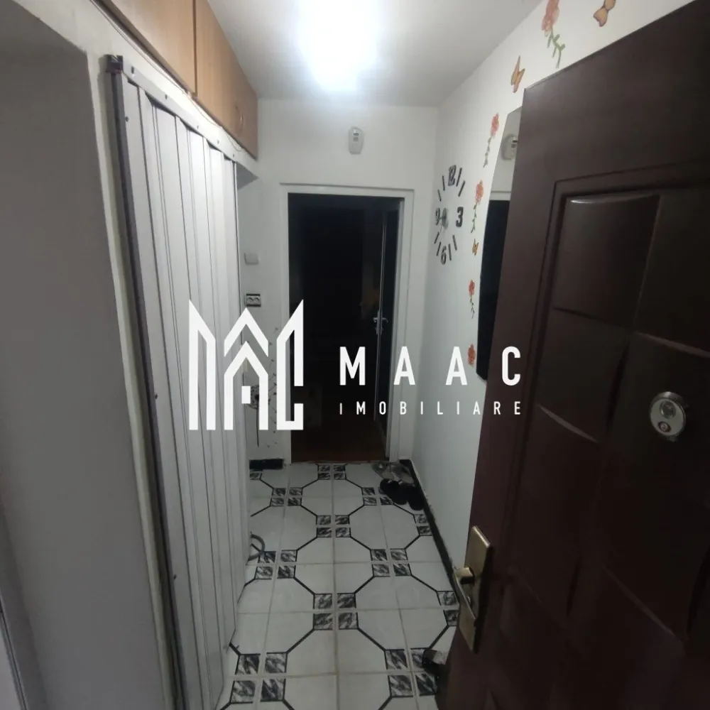 Apartament| 3 camere | Ostroveni | Spatiu Comercial - MAAC Imobiliare vă propune spre vânzare un apartament cu 3 camere, situat în cartierul Ostroveni, ideal atât pentru locuință, cât și pentru spațiu comercial, având intrare separată autorizată.

Apartamentul este semidecomandat, amplasat la parter, cu o suprafață totală de 57 mp și o suprafață utilă de 49 mp. Proprietatea este finisată clasic și se predă complet mobilată și utilată, exact ca în fotografii, oferind posibilitatea utilizării imediate fără investiții suplimentare.

Poziționarea este un mare avantaj, imobilul aflându-se în apropierea grădinițelor, școlilor, instituțiilor publice și magazinelor, într-o zonă liniștită, cu acces facil și vizibilitate bună – aspect important pentru activități comerciale.

Această proprietate reprezintă o oportunitate excelentă atât pentru rezidență, cât și pentru dezvoltarea unei afaceri.

Pentru mai multe detalii sau pentru programarea unei vizionări, vă invităm să contactați MAAC Imobiliare.

id: CP2855071 - SP