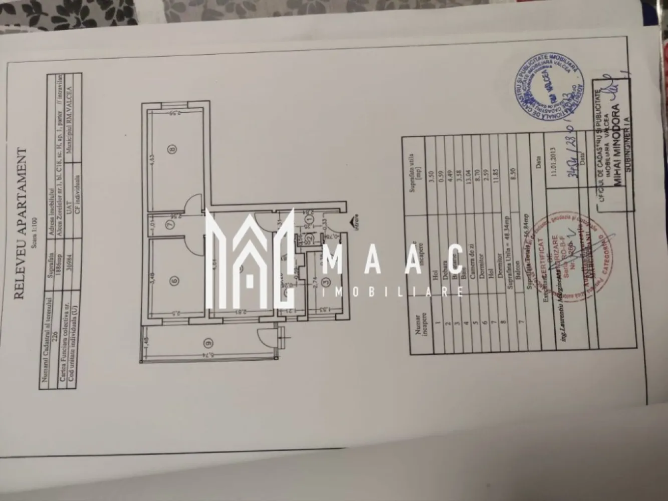 Apartament| 3 camere | Ostroveni | Spatiu Comercial - MAAC Imobiliare vă propune spre vânzare un apartament cu 3 camere, situat în cartierul Ostroveni, ideal atât pentru locuință, cât și pentru spațiu comercial, având intrare separată autorizată.

Apartamentul este semidecomandat, amplasat la parter, cu o suprafață totală de 57 mp și o suprafață utilă de 49 mp. Proprietatea este finisată clasic și se predă complet mobilată și utilată, exact ca în fotografii, oferind posibilitatea utilizării imediate fără investiții suplimentare.

Poziționarea este un mare avantaj, imobilul aflându-se în apropierea grădinițelor, școlilor, instituțiilor publice și magazinelor, într-o zonă liniștită, cu acces facil și vizibilitate bună – aspect important pentru activități comerciale.

Această proprietate reprezintă o oportunitate excelentă atât pentru rezidență, cât și pentru dezvoltarea unei afaceri.

Pentru mai multe detalii sau pentru programarea unei vizionări, vă invităm să contactați MAAC Imobiliare.

id: CP2855071 - SP