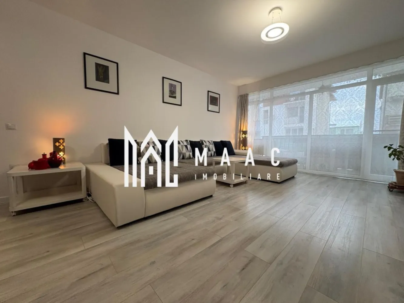 Apartament 3 camere I 83 mp utili | Tudor Vladimirescu - Selimbar - MAAC Imobiliare vă propune spre vânzare apartament cu 3 camere semidecomandat, situat în Șelimbăr, pe strada Tudor Vladimirescu, într-un imobil modern construit în anul 2018 — locuința ideală pentru o familie care își dorește confortul unui apartament cu senzație de casă.
Proprietatea are o suprafață utilă de 83 mp, la care se adaugă un balcon generos de 13 mp și o grădină amenajată chiar în fața balconului, decorată cu flori și trandafiri cățărători — spațiul perfect pentru relaxare, cafeaua de dimineață sau timpul petrecut în aer liber alături de cei dragi.
Apartamentul se vinde la pretul de 169.000 EURO nemobilat sau la pretul de 179.000 EURO cum se vede in poze.

Compartimentare:

Living foarte spațios – 31 mp, cu acces direct la balcon
Bucătărie – 16 mp
Dormitor – 11 mp
Dormitor matrimonial – 12 mp
Hol generos – 4,5 mp
2 băi:
Baie cu cadă – 6 mp
Baie cu duș – 2,5 mp

Dotări și avantaje:

Centrală termică proprie
Încălzire în pardoseală
Parter înalt
Loc de parcare inclus
Apartament în stare foarte bună, gata de mutare

Locuința oferă liniște, spațiu verde și intimitate, fiind alegerea potrivită pentru cei care își doresc confortul unei locuințe moderne, într-o zonă apreciată, aproape de oraș, dar ferită de agitație.

Localizare și avantaje:

Acces facil către magazine, supermarketuri și spații de joacă pentru copii.
Acces rapid către Shopping City, mijloace de transport, școli și principalele artere ale orașului.
Conectare rapidă către municipiul Sibiu.

Pentru mai multe detalii sau pentru a programa o vizionare, te rugăm să ne contactezi specificând ID:CP2917817.
