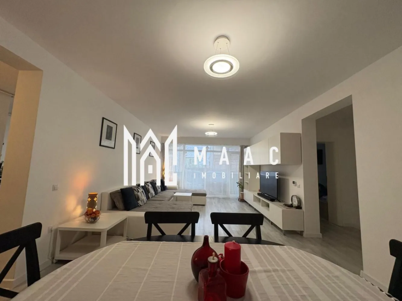 Apartament 3 camere I 83 mp utili | Tudor Vladimirescu - Selimbar - MAAC Imobiliare vă propune spre vânzare apartament cu 3 camere semidecomandat, situat în Șelimbăr, pe strada Tudor Vladimirescu, într-un imobil modern construit în anul 2018 — locuința ideală pentru o familie care își dorește confortul unui apartament cu senzație de casă.
Proprietatea are o suprafață utilă de 83 mp, la care se adaugă un balcon generos de 13 mp și o grădină amenajată chiar în fața balconului, decorată cu flori și trandafiri cățărători — spațiul perfect pentru relaxare, cafeaua de dimineață sau timpul petrecut în aer liber alături de cei dragi.
Apartamentul se vinde la pretul de 169.000 EURO nemobilat sau la pretul de 179.000 EURO cum se vede in poze.

Compartimentare:

Living foarte spațios – 31 mp, cu acces direct la balcon
Bucătărie – 16 mp
Dormitor – 11 mp
Dormitor matrimonial – 12 mp
Hol generos – 4,5 mp
2 băi:
Baie cu cadă – 6 mp
Baie cu duș – 2,5 mp

Dotări și avantaje:

Centrală termică proprie
Încălzire în pardoseală
Parter înalt
Loc de parcare inclus
Apartament în stare foarte bună, gata de mutare

Locuința oferă liniște, spațiu verde și intimitate, fiind alegerea potrivită pentru cei care își doresc confortul unei locuințe moderne, într-o zonă apreciată, aproape de oraș, dar ferită de agitație.

Localizare și avantaje:

Acces facil către magazine, supermarketuri și spații de joacă pentru copii.
Acces rapid către Shopping City, mijloace de transport, școli și principalele artere ale orașului.
Conectare rapidă către municipiul Sibiu.

Pentru mai multe detalii sau pentru a programa o vizionare, te rugăm să ne contactezi specificând ID:CP2917817.