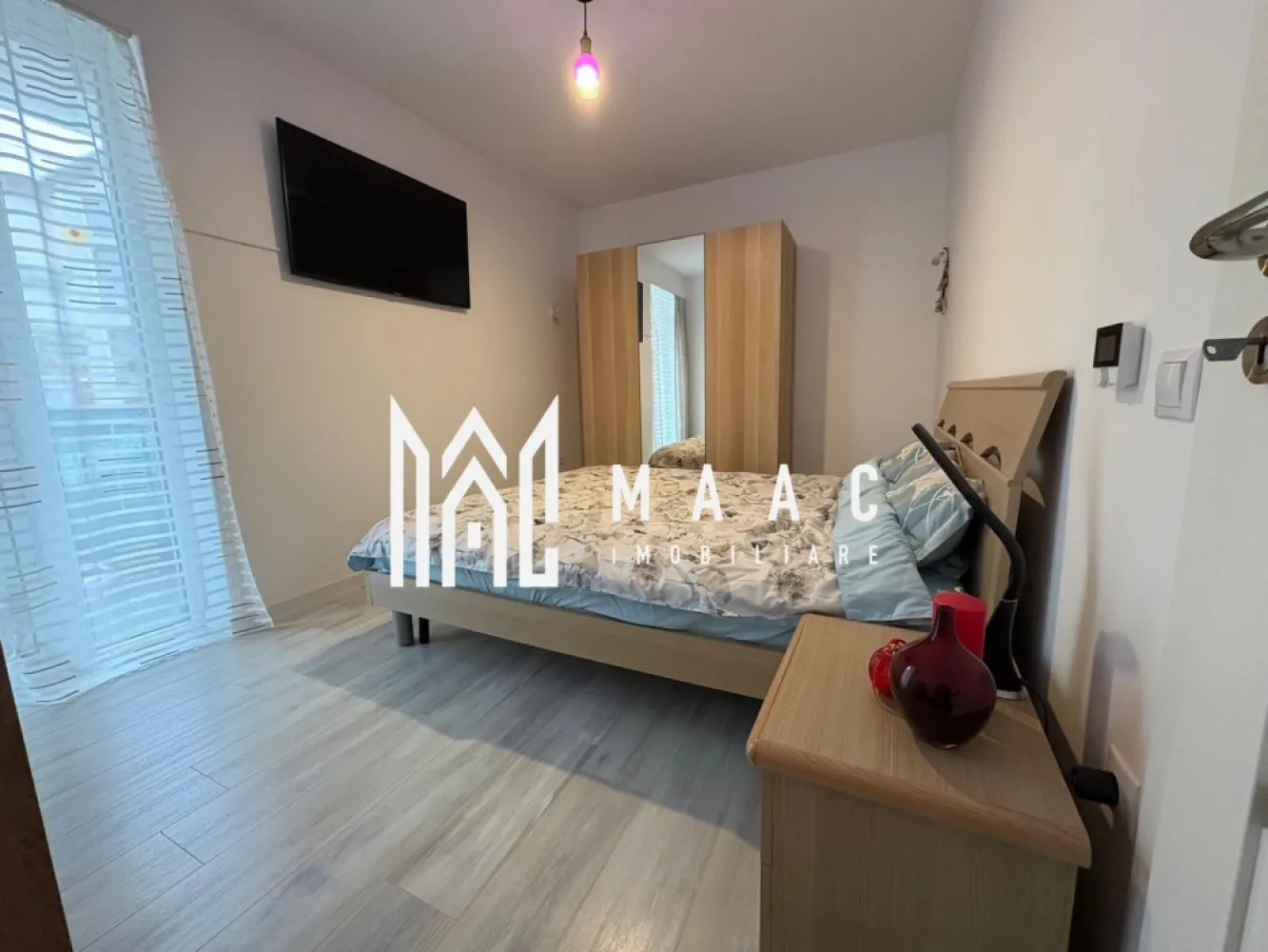 Apartament 3 camere I 83 mp utili | Tudor Vladimirescu - Selimbar - MAAC Imobiliare vă propune spre vânzare apartament cu 3 camere semidecomandat, situat în Șelimbăr, pe strada Tudor Vladimirescu, într-un imobil modern construit în anul 2018 — locuința ideală pentru o familie care își dorește confortul unui apartament cu senzație de casă.
Proprietatea are o suprafață utilă de 83 mp, la care se adaugă un balcon generos de 13 mp și o grădină amenajată chiar în fața balconului, decorată cu flori și trandafiri cățărători — spațiul perfect pentru relaxare, cafeaua de dimineață sau timpul petrecut în aer liber alături de cei dragi.
Apartamentul se vinde la pretul de 169.000 EURO nemobilat sau la pretul de 179.000 EURO cum se vede in poze.

Compartimentare:

Living foarte spațios – 31 mp, cu acces direct la balcon
Bucătărie – 16 mp
Dormitor – 11 mp
Dormitor matrimonial – 12 mp
Hol generos – 4,5 mp
2 băi:
Baie cu cadă – 6 mp
Baie cu duș – 2,5 mp

Dotări și avantaje:

Centrală termică proprie
Încălzire în pardoseală
Parter înalt
Loc de parcare inclus
Apartament în stare foarte bună, gata de mutare

Locuința oferă liniște, spațiu verde și intimitate, fiind alegerea potrivită pentru cei care își doresc confortul unei locuințe moderne, într-o zonă apreciată, aproape de oraș, dar ferită de agitație.

Localizare și avantaje:

Acces facil către magazine, supermarketuri și spații de joacă pentru copii.
Acces rapid către Shopping City, mijloace de transport, școli și principalele artere ale orașului.
Conectare rapidă către municipiul Sibiu.

Pentru mai multe detalii sau pentru a programa o vizionare, te rugăm să ne contactezi specificând ID:CP2917817.