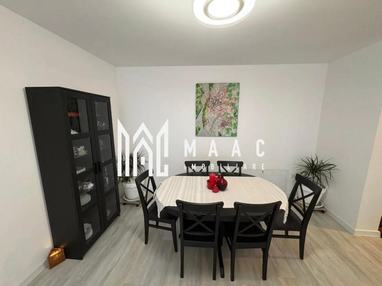 Apartament 3 camere I 83 mp utili | Tudor Vladimirescu - Selimbar - MAAC Imobiliare vă propune spre vânzare apartament cu 3 camere semidecomandat, situat în Șelimbăr, pe strada Tudor Vladimirescu, într-un imobil modern construit în anul 2018 — locuința ideală pentru o familie care își dorește confortul unui apartament cu senzație de casă.
Proprietatea are o suprafață utilă de 83 mp, la care se adaugă un balcon generos de 13 mp și o grădină amenajată chiar în fața balconului, decorată cu flori și trandafiri cățărători — spațiul perfect pentru relaxare, cafeaua de dimineață sau timpul petrecut în aer liber alături de cei dragi.
Apartamentul se vinde la pretul de 169.000 EURO nemobilat sau la pretul de 179.000 EURO cum se vede in poze.

Compartimentare:

Living foarte spațios – 31 mp, cu acces direct la balcon
Bucătărie – 16 mp
Dormitor – 11 mp
Dormitor matrimonial – 12 mp
Hol generos – 4,5 mp
2 băi:
Baie cu cadă – 6 mp
Baie cu duș – 2,5 mp

Dotări și avantaje:

Centrală termică proprie
Încălzire în pardoseală
Parter înalt
Loc de parcare inclus
Apartament în stare foarte bună, gata de mutare

Locuința oferă liniște, spațiu verde și intimitate, fiind alegerea potrivită pentru cei care își doresc confortul unei locuințe moderne, într-o zonă apreciată, aproape de oraș, dar ferită de agitație.

Localizare și avantaje:

Acces facil către magazine, supermarketuri și spații de joacă pentru copii.
Acces rapid către Shopping City, mijloace de transport, școli și principalele artere ale orașului.
Conectare rapidă către municipiul Sibiu.

Pentru mai multe detalii sau pentru a programa o vizionare, te rugăm să ne contactezi specificând ID:CP2917817.