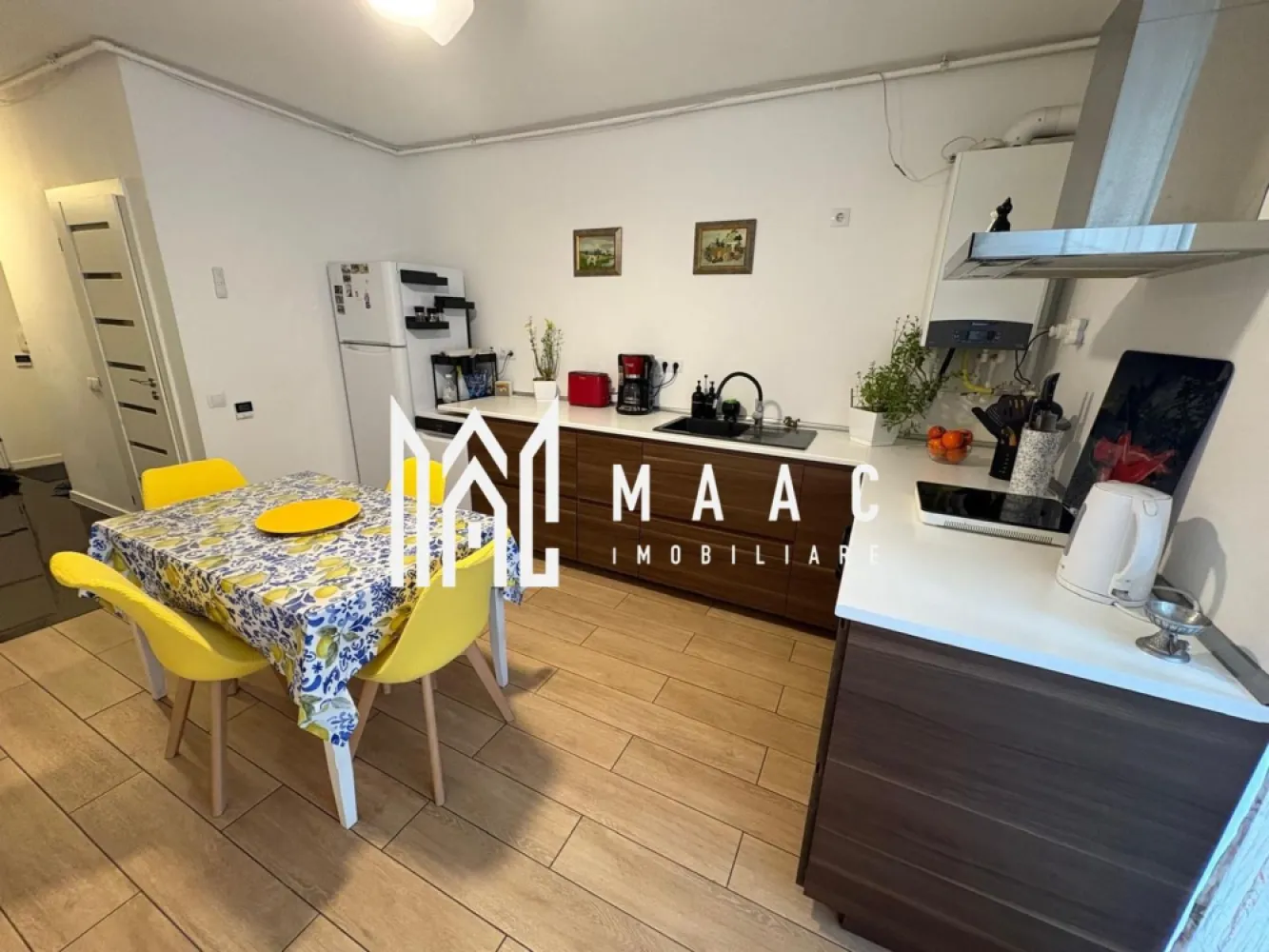 Apartament 3 camere I 83 mp utili | Tudor Vladimirescu - Selimbar - MAAC Imobiliare vă propune spre vânzare apartament cu 3 camere semidecomandat, situat în Șelimbăr, pe strada Tudor Vladimirescu, într-un imobil modern construit în anul 2018 — locuința ideală pentru o familie care își dorește confortul unui apartament cu senzație de casă.
Proprietatea are o suprafață utilă de 83 mp, la care se adaugă un balcon generos de 13 mp și o grădină amenajată chiar în fața balconului, decorată cu flori și trandafiri cățărători — spațiul perfect pentru relaxare, cafeaua de dimineață sau timpul petrecut în aer liber alături de cei dragi.
Apartamentul se vinde la pretul de 169.000 EURO nemobilat sau la pretul de 179.000 EURO cum se vede in poze.

Compartimentare:

Living foarte spațios – 31 mp, cu acces direct la balcon
Bucătărie – 16 mp
Dormitor – 11 mp
Dormitor matrimonial – 12 mp
Hol generos – 4,5 mp
2 băi:
Baie cu cadă – 6 mp
Baie cu duș – 2,5 mp

Dotări și avantaje:

Centrală termică proprie
Încălzire în pardoseală
Parter înalt
Loc de parcare inclus
Apartament în stare foarte bună, gata de mutare

Locuința oferă liniște, spațiu verde și intimitate, fiind alegerea potrivită pentru cei care își doresc confortul unei locuințe moderne, într-o zonă apreciată, aproape de oraș, dar ferită de agitație.

Localizare și avantaje:

Acces facil către magazine, supermarketuri și spații de joacă pentru copii.
Acces rapid către Shopping City, mijloace de transport, școli și principalele artere ale orașului.
Conectare rapidă către municipiul Sibiu.

Pentru mai multe detalii sau pentru a programa o vizionare, te rugăm să ne contactezi specificând ID:CP2917817.