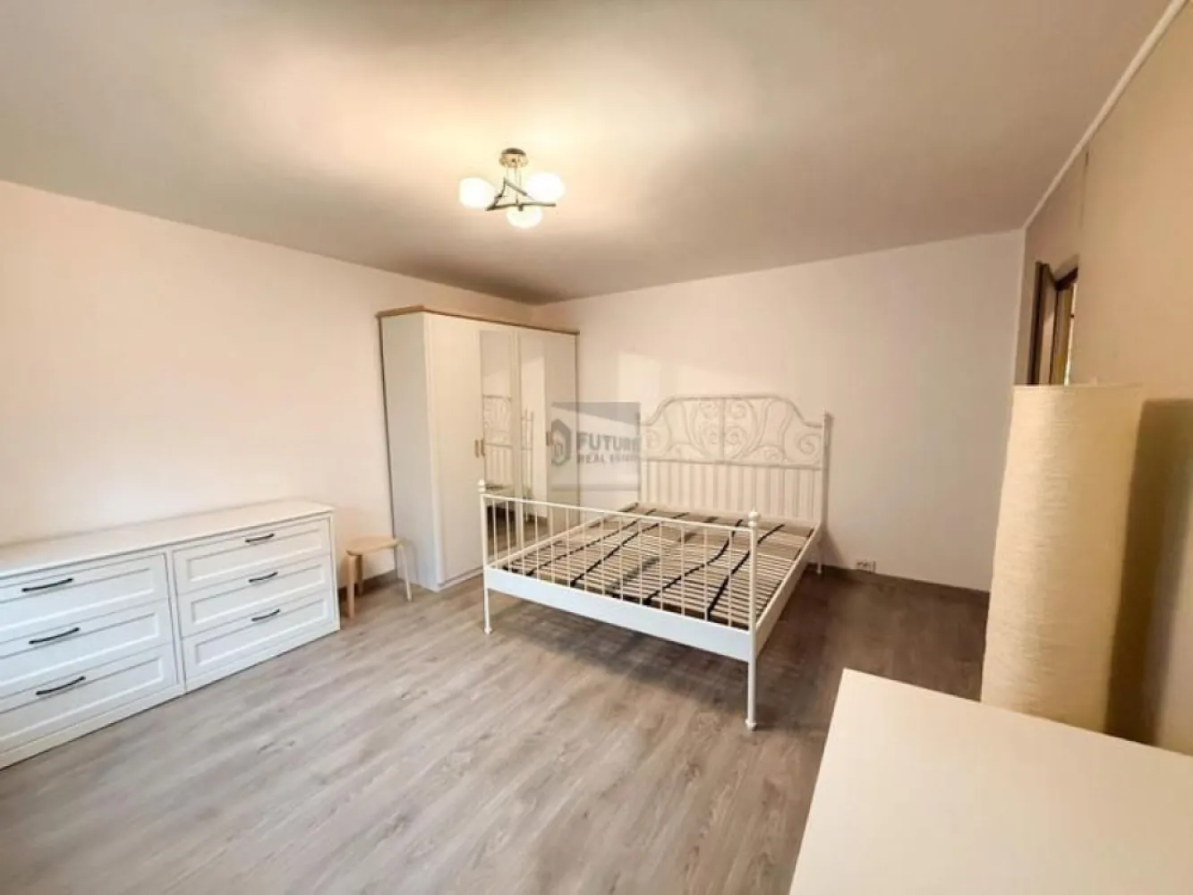 Apartament 3 camere | 64 mp | Zonă liniștită, excelent conectată - Vă propunem spre vânzare un apartament de 3 camere, cu o suprafață de 64 mp, situat într-un bloc solid, construit în 1984, amplasat într-o zonă apreciată pentru liniște și accesibilitate, în proximitatea Petre Ispirescu și a Policlinica Rahova. ✨ Avantaje cheie ale proprietății: Compartimentare practică, ideală pentru familie Bucătăria se predă mobilată și utilată, conform fotografiilor Apartament cu acte complete: cadastru, certificat energetic, documentație pregătită pentru vânzare Contorizare individuală la apă Scară cu supraveghere video, întreținută corespunzător 📍 Localizare & acces: Zonă foarte liniștită, cu trafic redus La 2 minute de stația STB Petre Ispirescu Acces rapid la tramvaiul 32 Aproape de Liceul Dimitrie Bolintineanu Magazine și facilități la câteva minute: Mega Image, Kaufland Șos. Sălaj, farmacii, servicii de proximitate 🔑 O proprietate echilibrată, potrivită atât pentru locuire proprie, cât și pentru investiție, într-o zonă cu cerere constantă. 📞 Pentru detalii și programarea unei vizionări: 0751521504 — Un apartament „corect” din toate punctele de vedere: poziție bună, acte clare, acces rapid la transport și facilități.